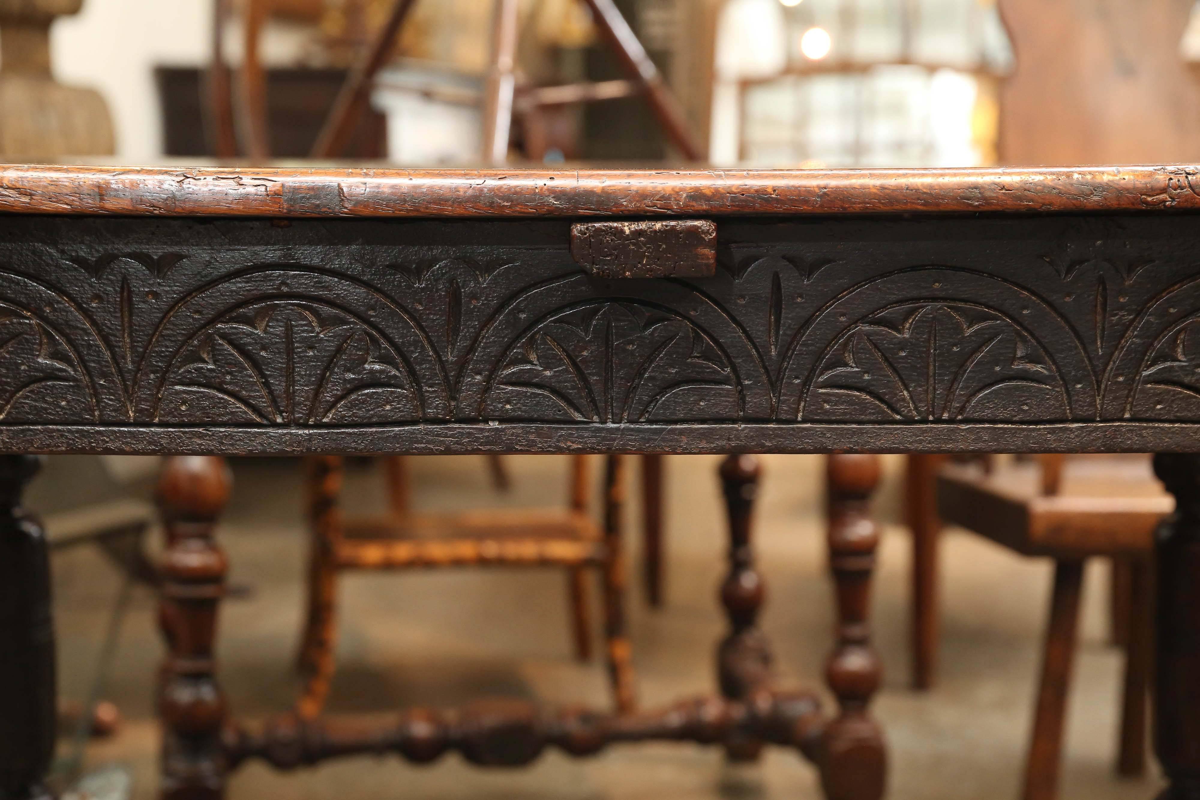 Antiker irischer Eichenholztisch aus dem 17. Jahrhundert (Irisch) im Angebot