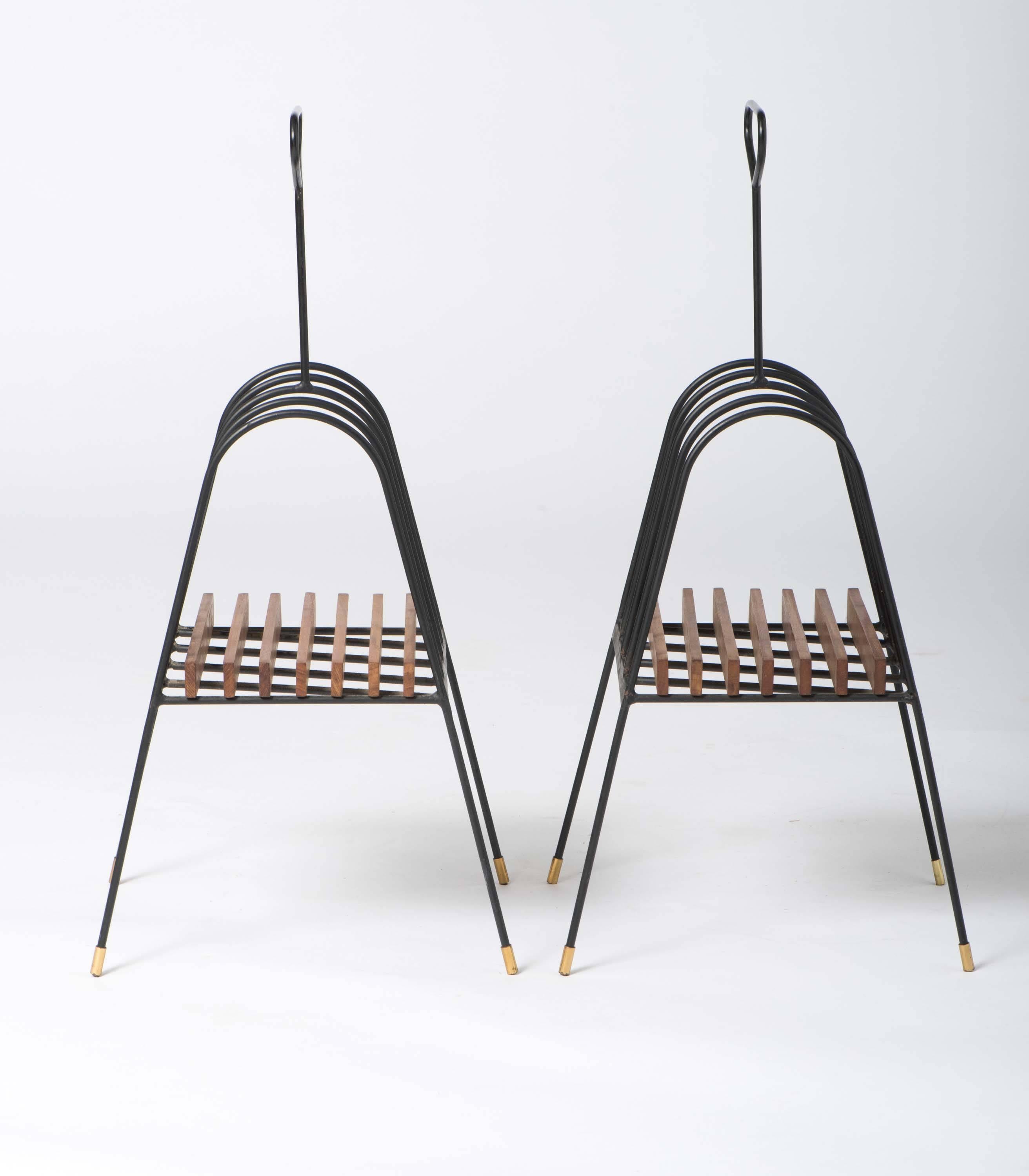 A Pair of magazine racks.
Metal and wood,
of elegant form.
Italy, circa 1955.
Measures: 60 cm high x 30 cm wide x 26 cm deep.
 