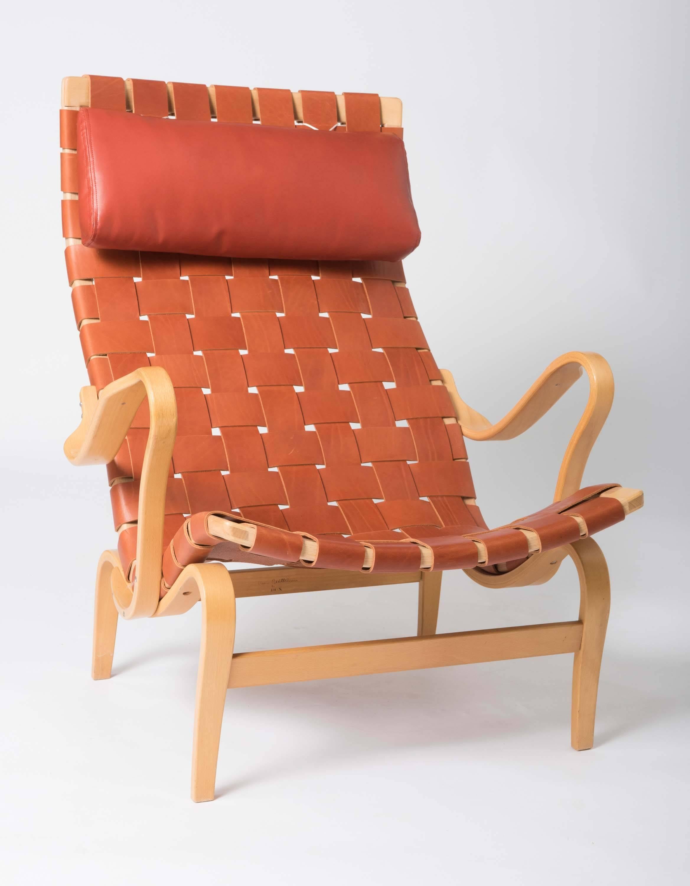 A pair of birch lounge chairs.
“Pernilla” by Bruno Mathsson.
For “DUX”, Trelleborg.
Fabric of cushion renewed,
Sweden, circa 1950.
Stamped: Bruno Mathsson by DUX.
Measures: 97 cm high x 76.5 cm wide x 91 cm deep.
 