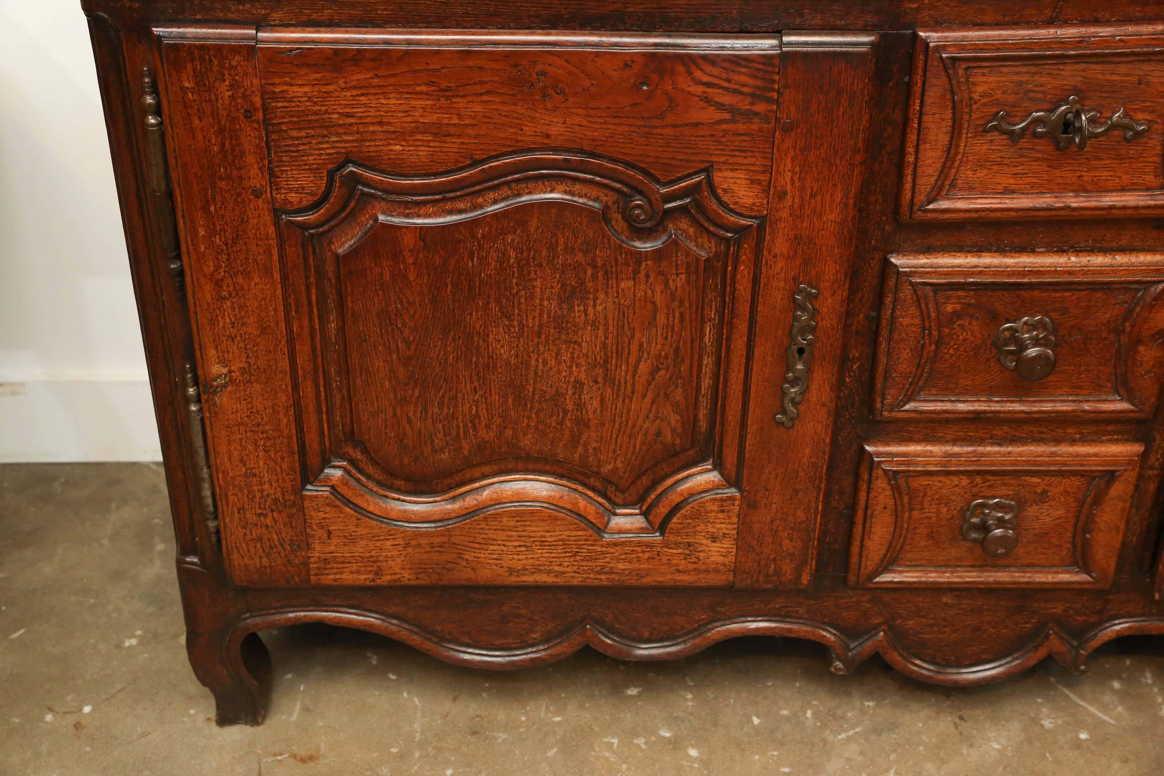 18th century Louis XV oak buffet with two doors and three small drawers in the center. The weight and 1