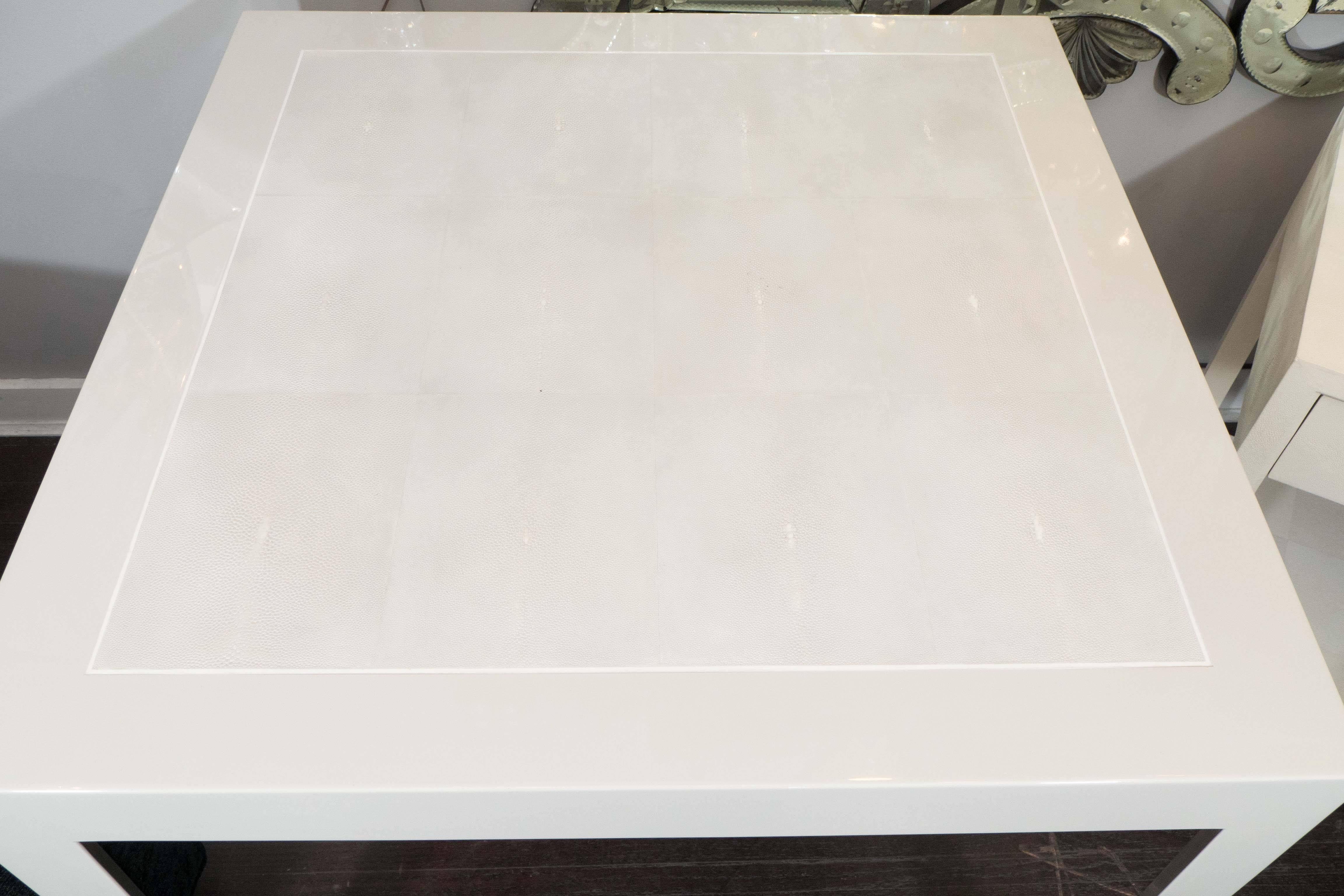 Philippin Table de jeu personnalisée en laque ivoire et galuchat gris eau avec incrustation d'os en vente