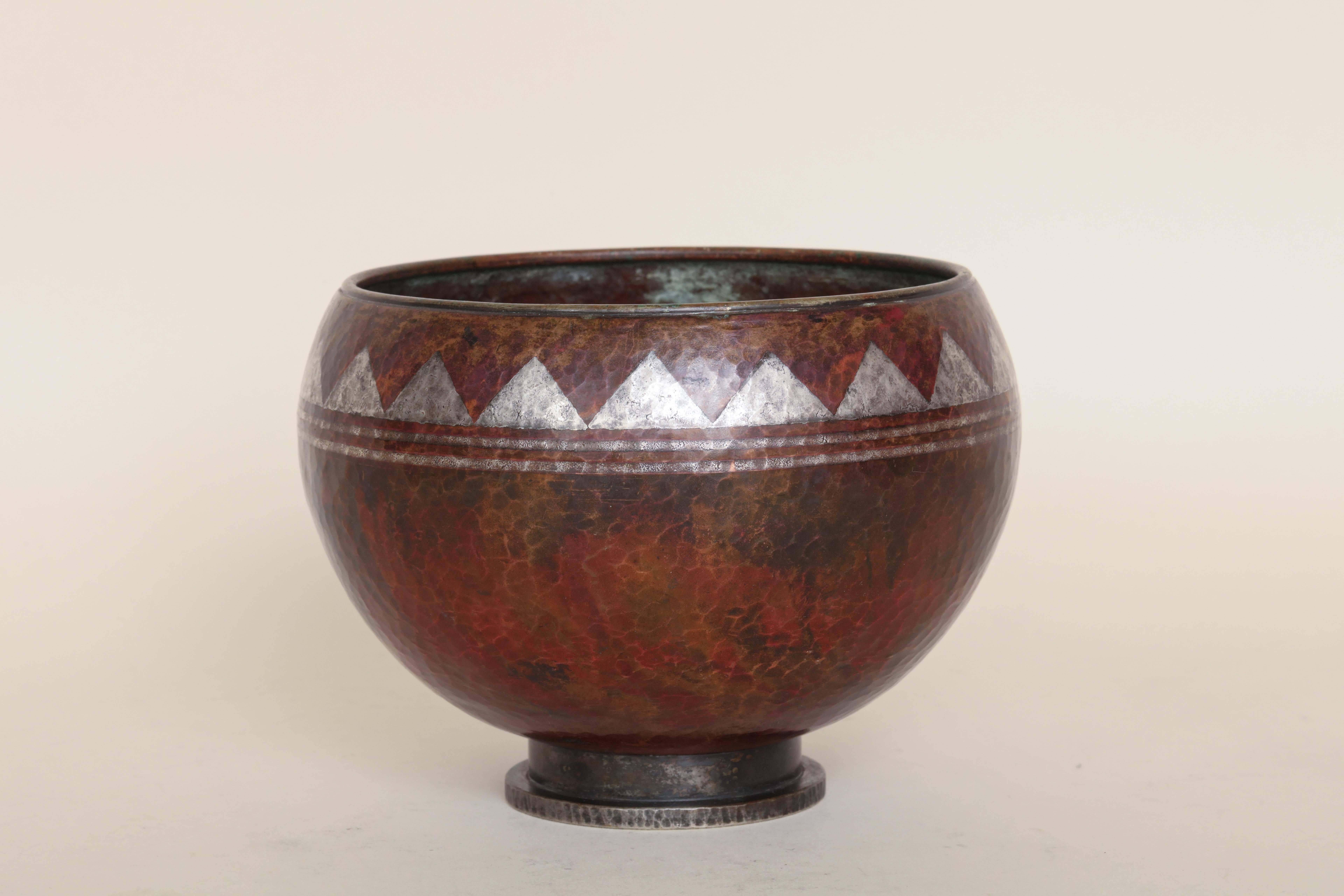Spherical dinanderie vase on patinated metal foot and with silver triangles and two lines around the top.

Inscribed LINOSSIER and H53 underneath.
 
