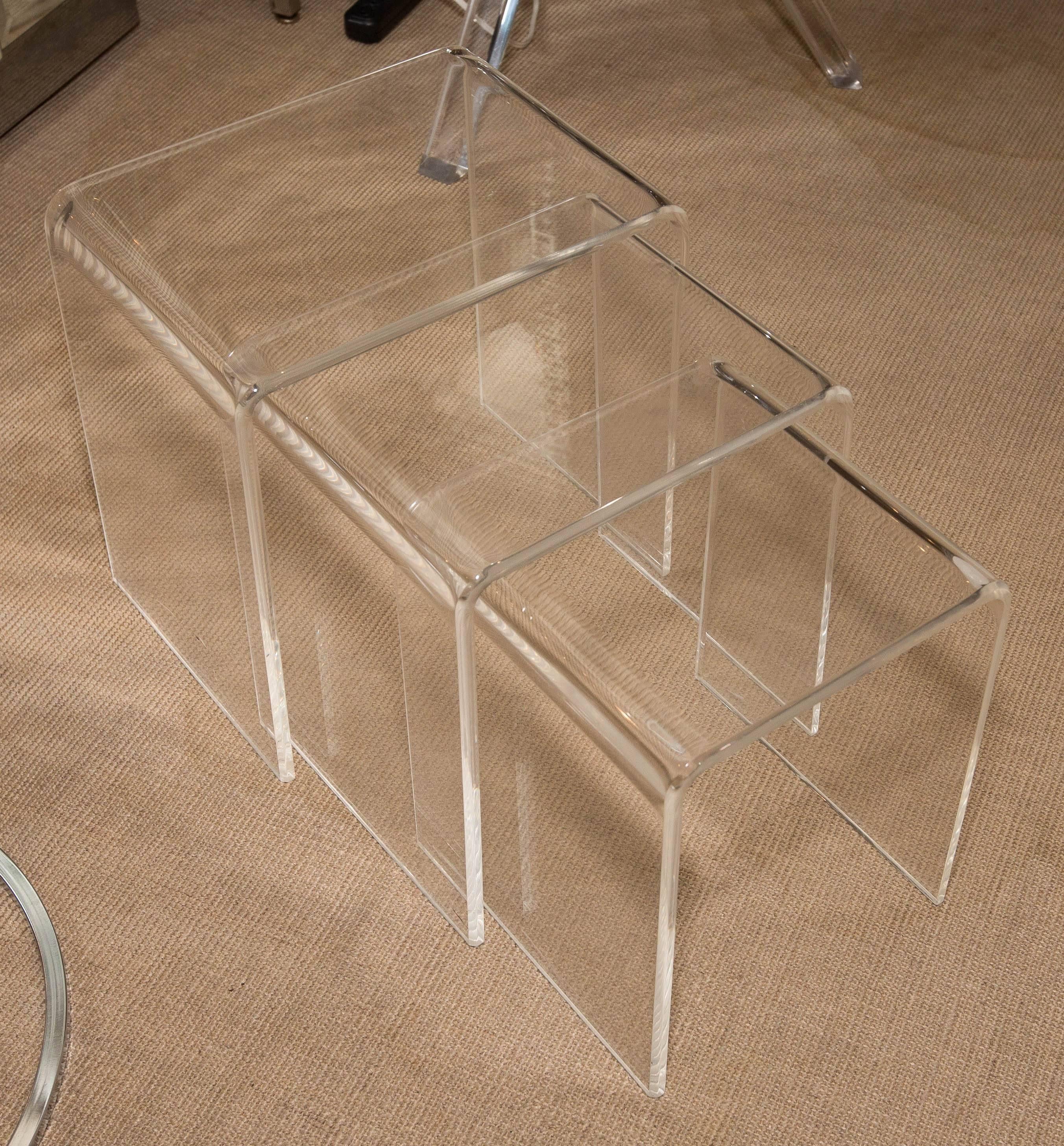 Mid-Century Modern Set of Three Mid-Century Lucite Nesting Tables For Sale