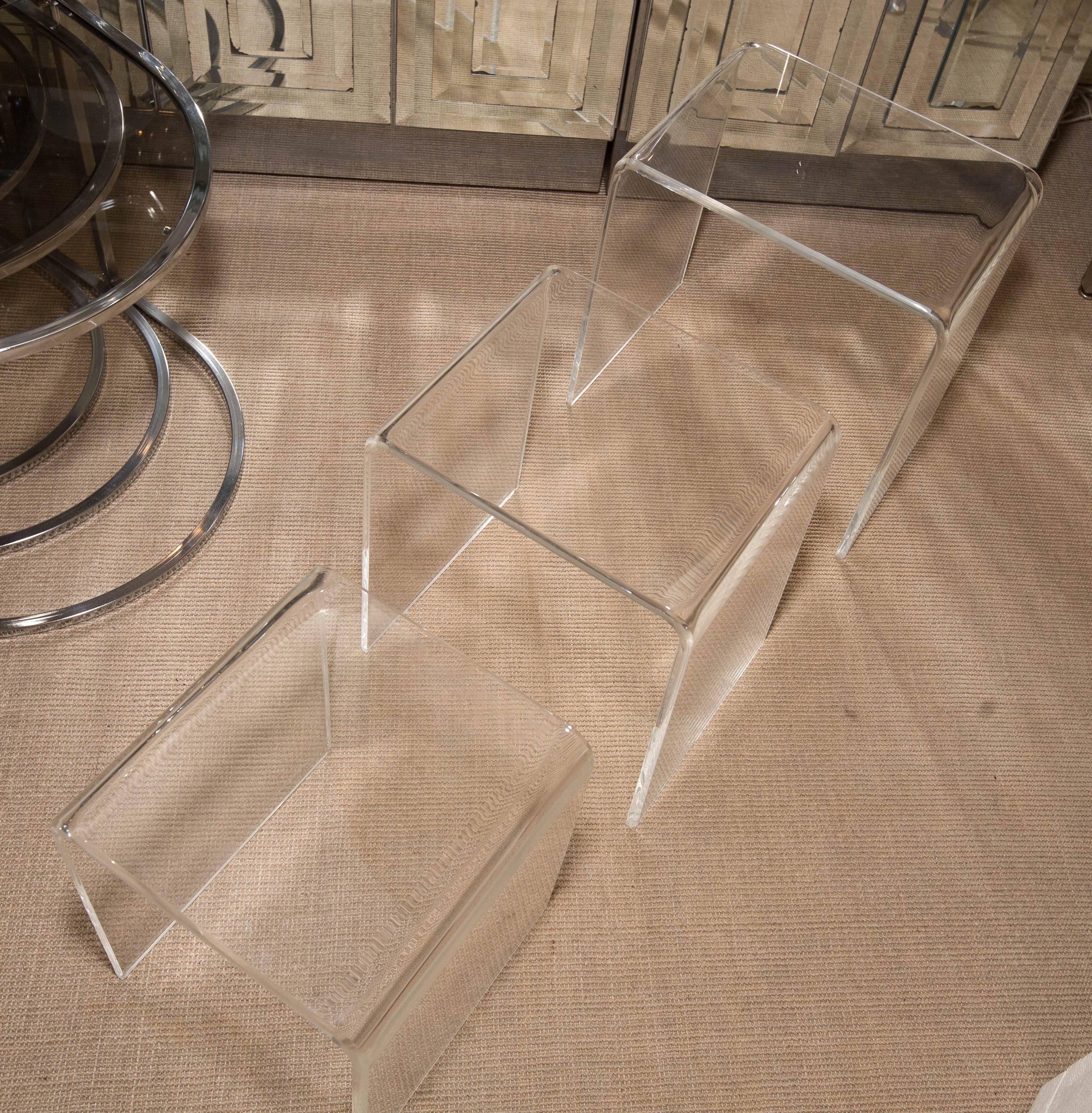 Set of Three Mid-Century Lucite Nesting Tables For Sale 1