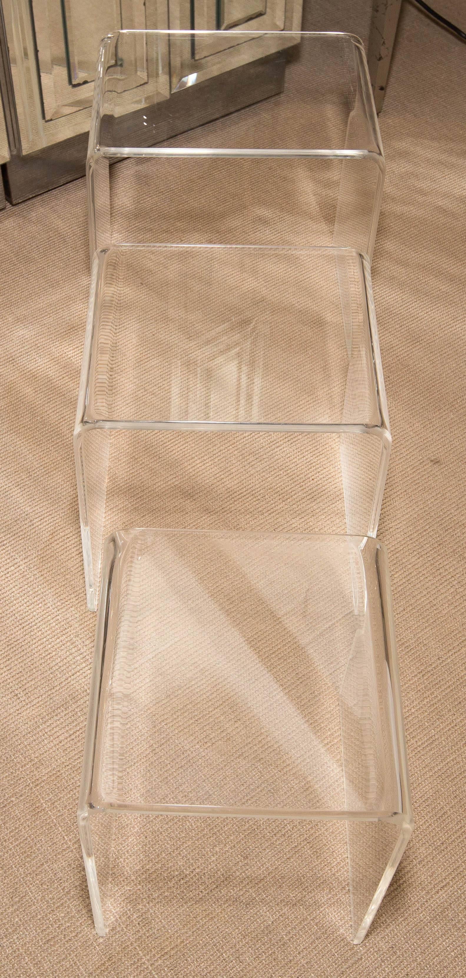 Set of Three Mid-Century Lucite Nesting Tables For Sale 2