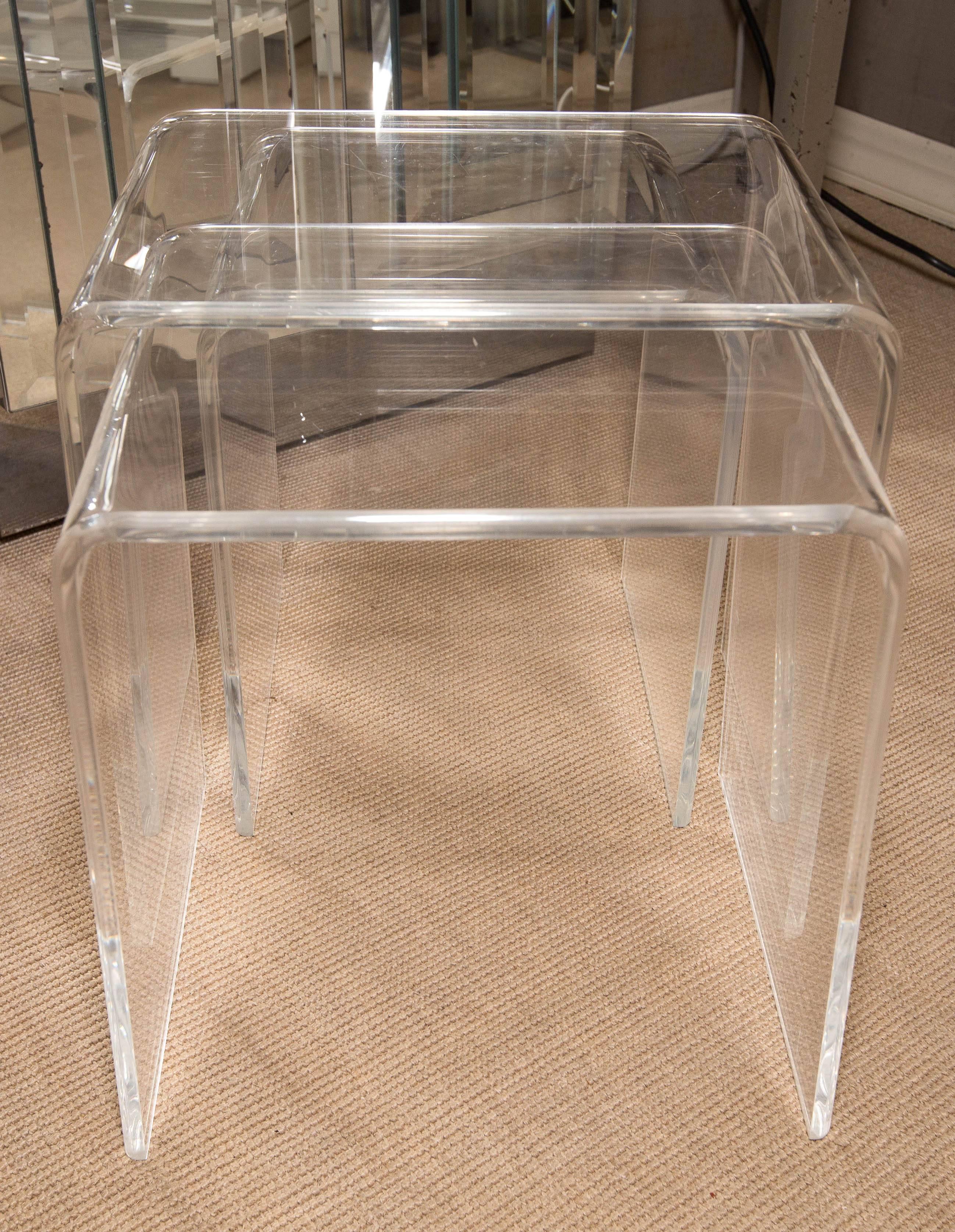 Set of Three Mid-Century Lucite Nesting Tables For Sale 5