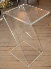 Piédestal en forme de « S » en Lucite