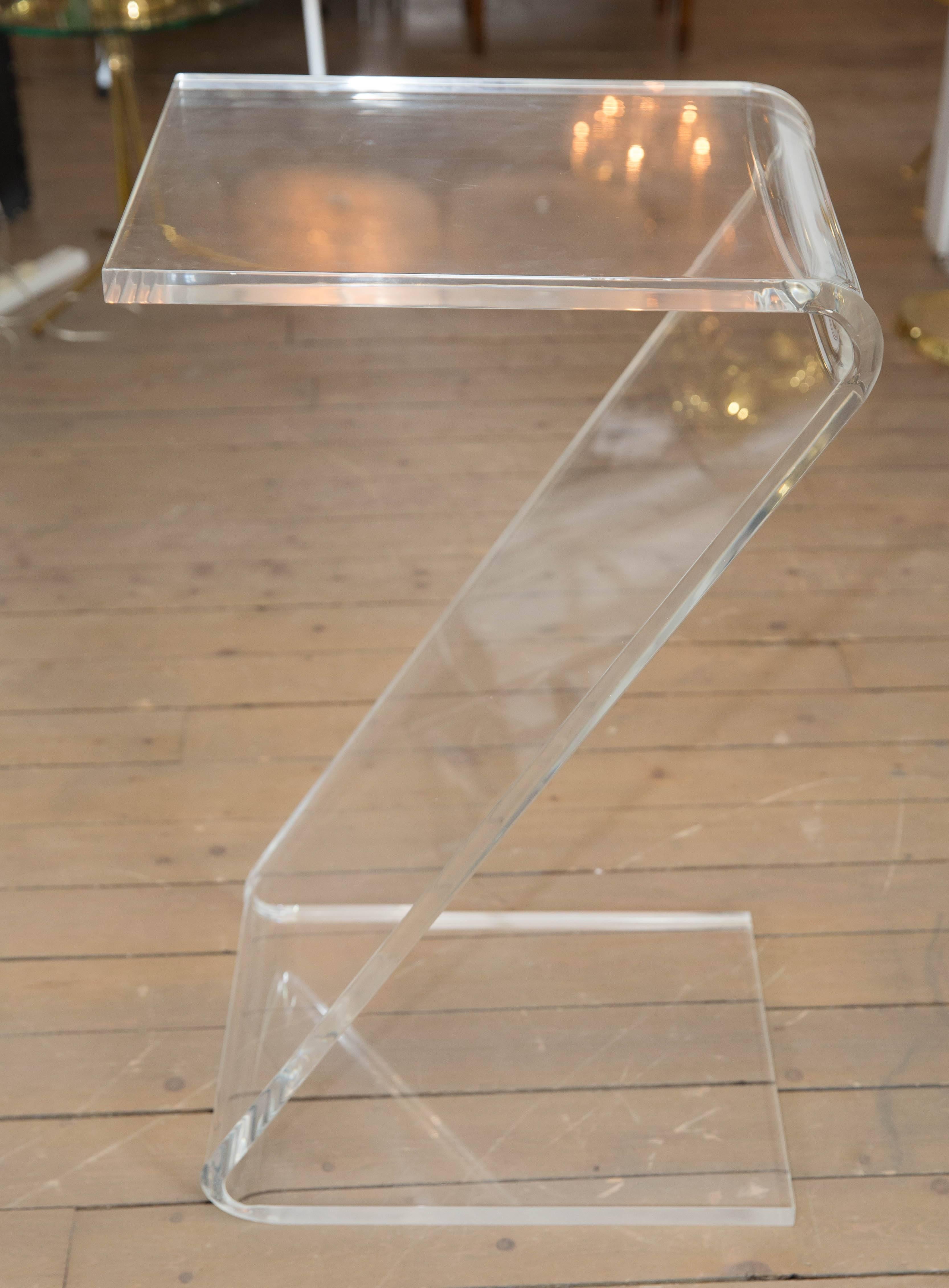20ième siècle Piédestal en forme de « S » en Lucite en vente
