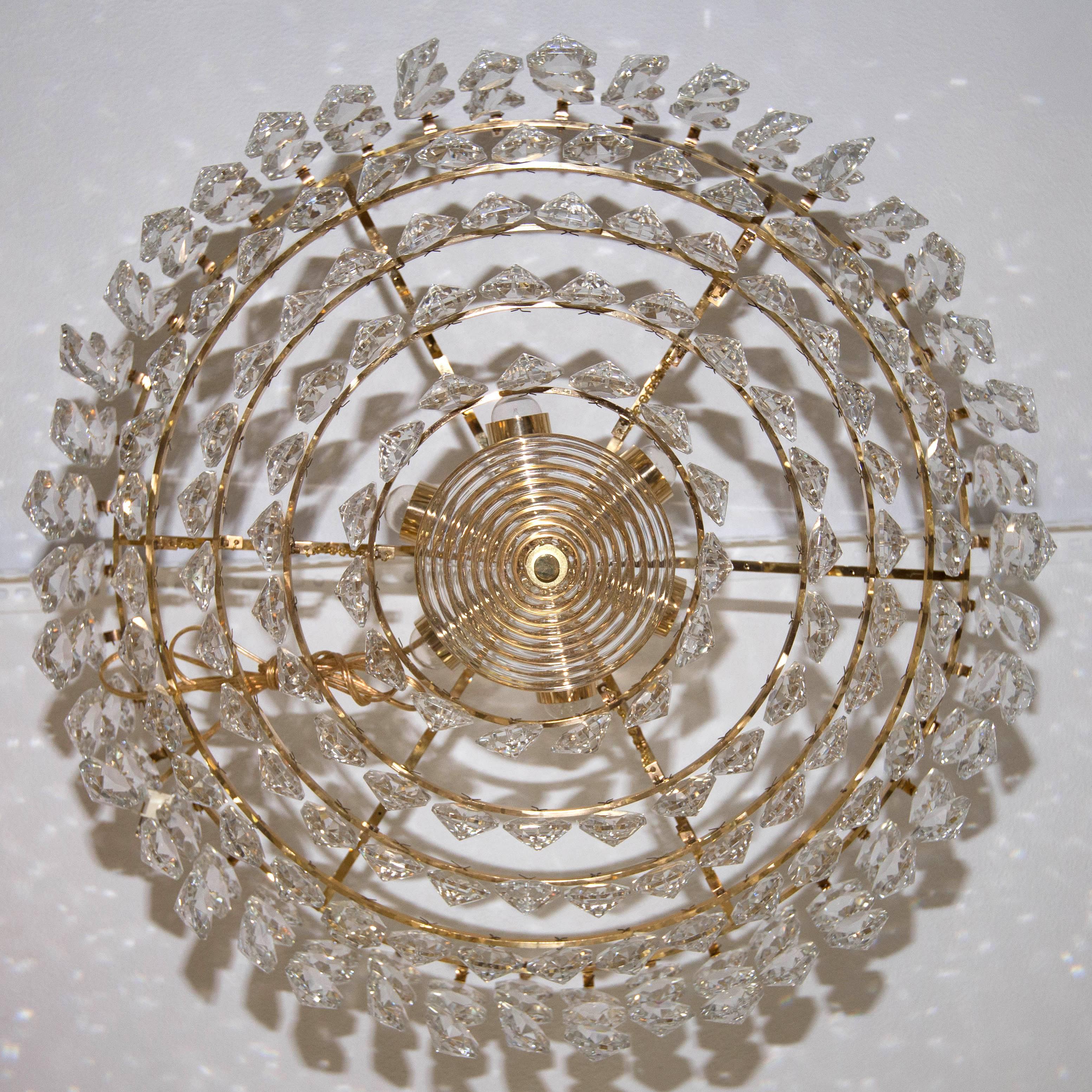 XX secolo Lampadario a strati con elementi in ottone e vetro tagliato sfaccettato in vendita
