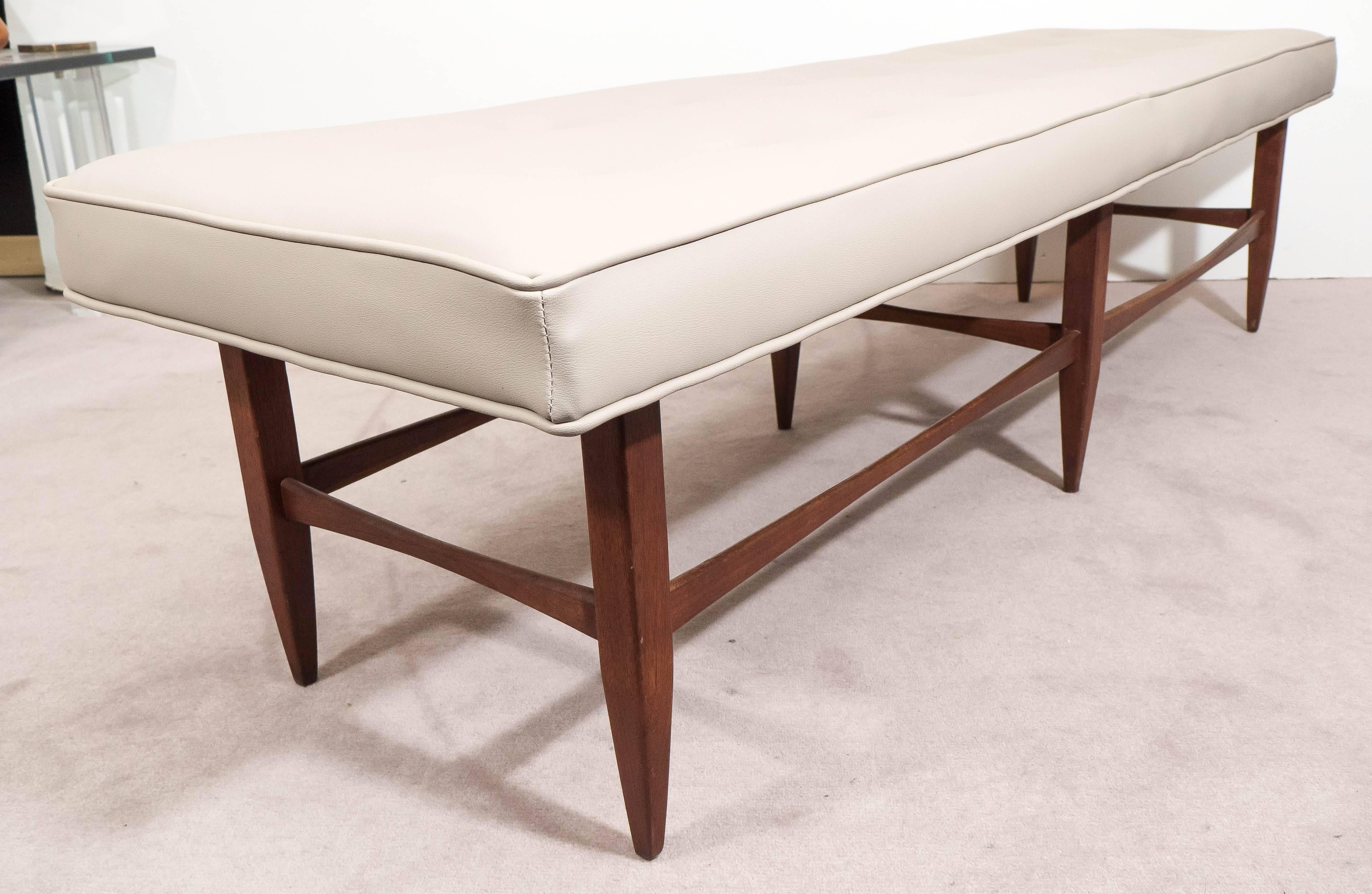Mid-Century Wood Bench with Beige Vinyl Seat In Excellent Condition In New York, NY