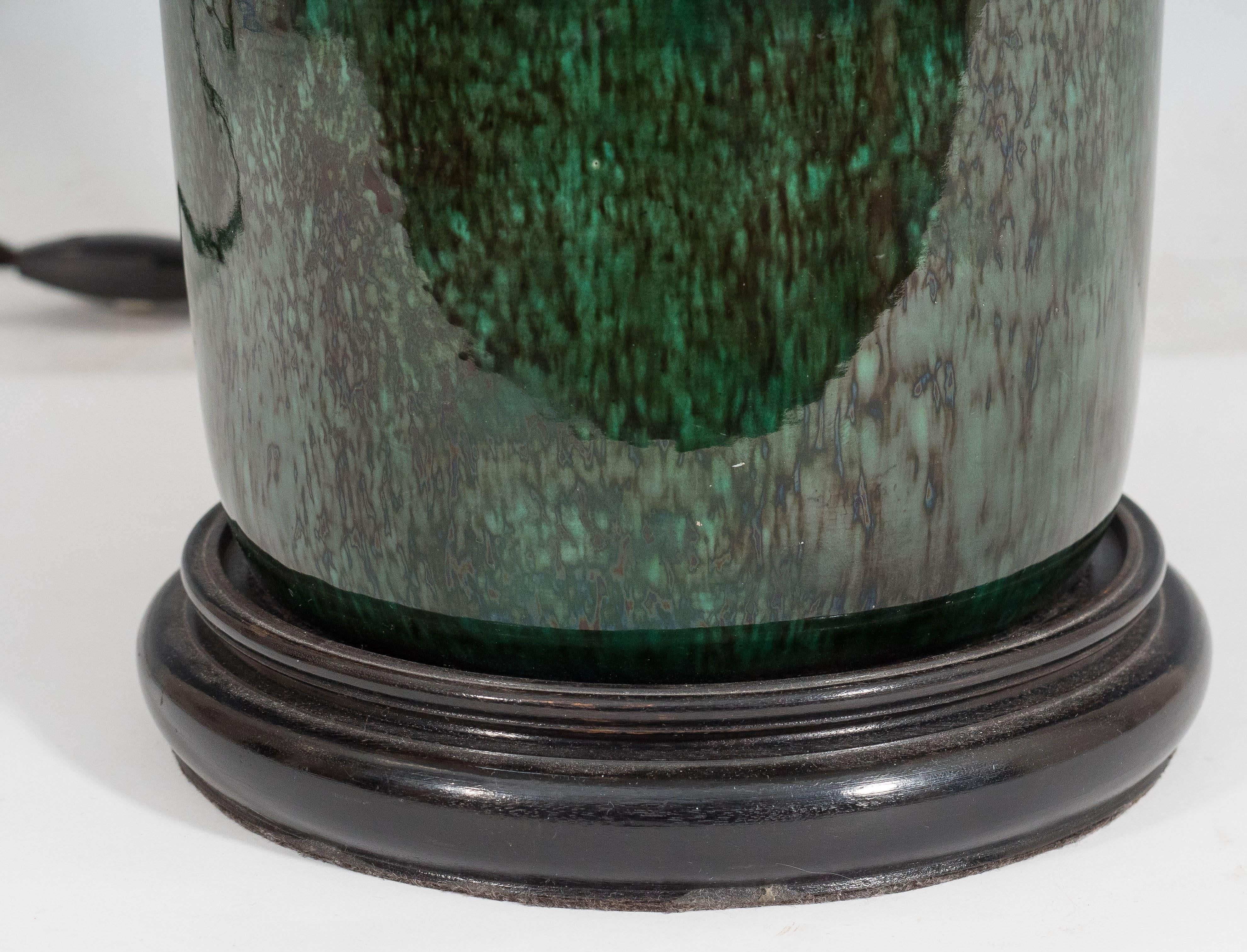 Français René Meynial Lampe Art Déco en céramique verte avec panthère