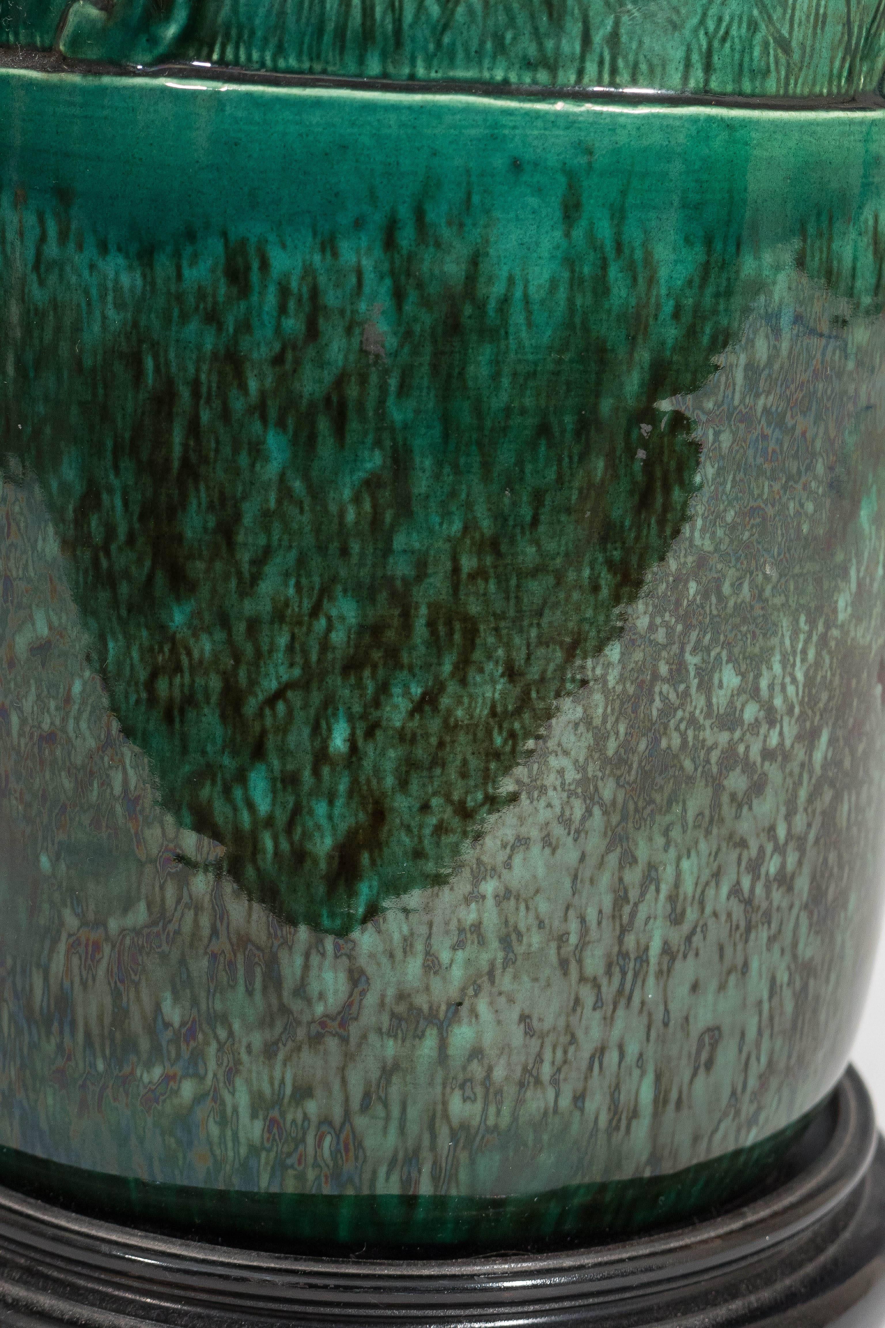 René Meynial Lampe Art Déco en céramique verte avec panthère Excellent état à New York, NY