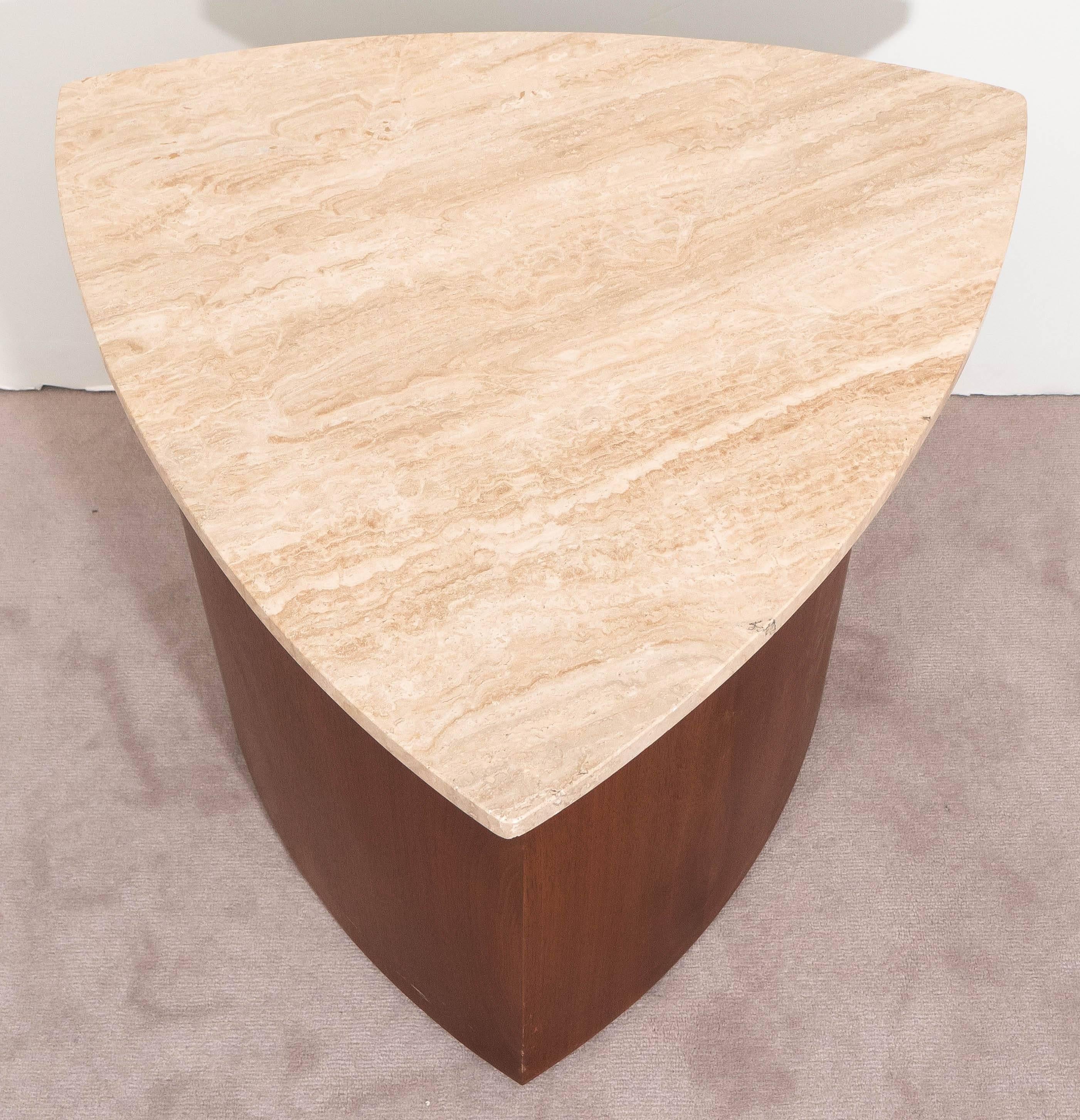Mid-Century Modern Table d'appoint Wedge en noyer avec plateau en travertin italien en vente