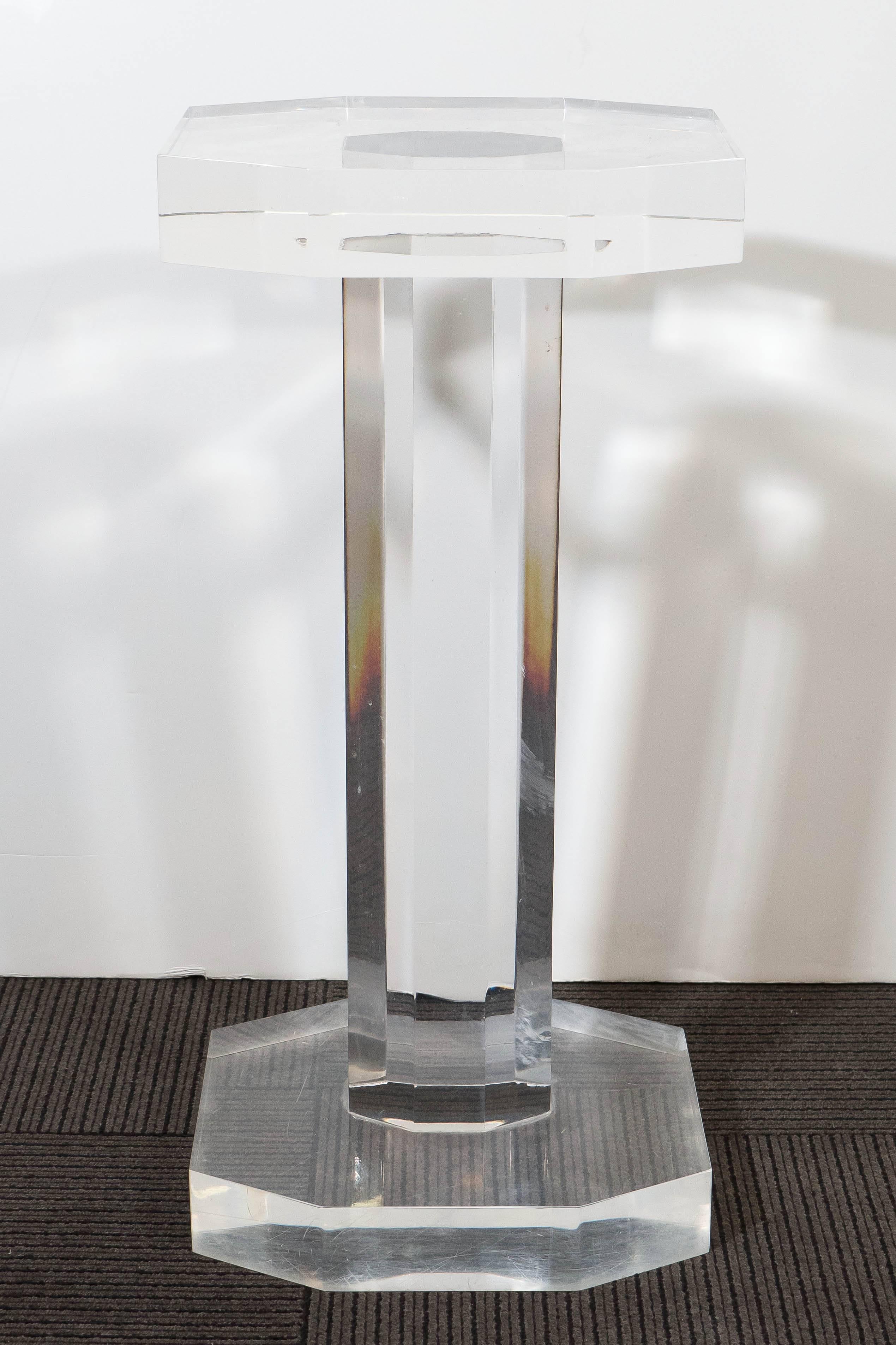 This pedestal, produced in the United States circa 1970s, comes in Lucite with 2.5