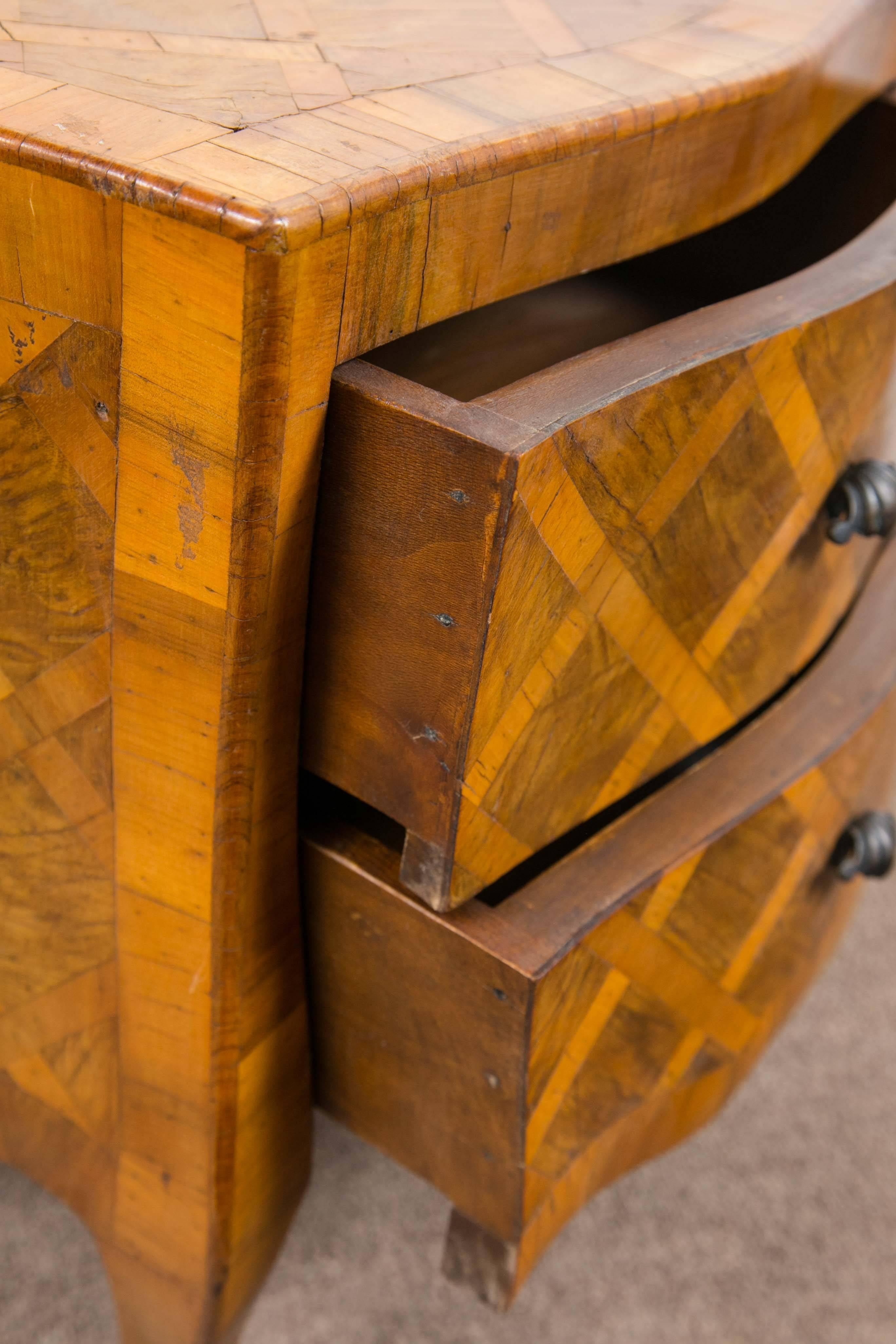 A pair of Italian Fruitwood Marquetry Nightstands In Good Condition In Westport, CT