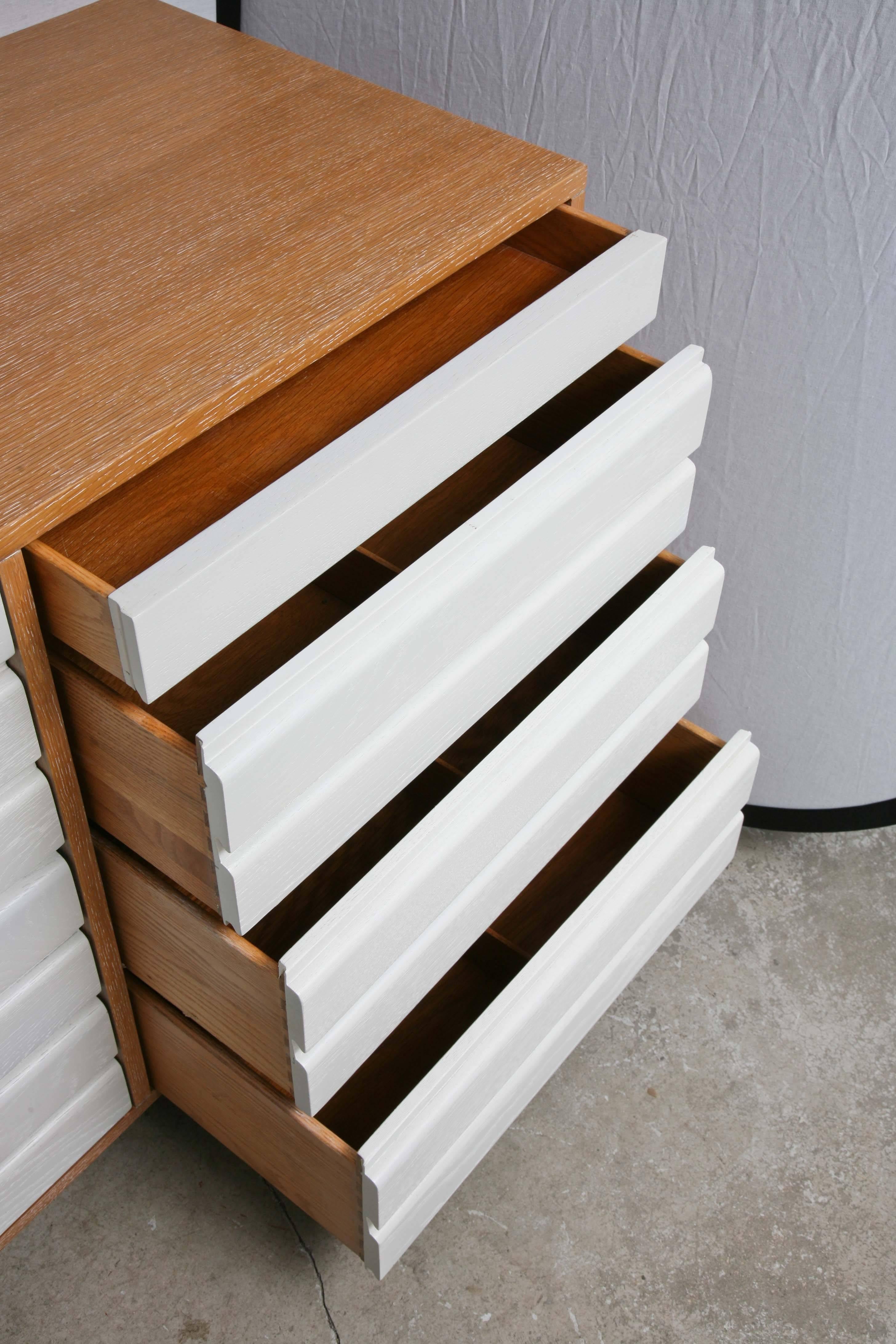 Mid-Century Modern Cerused Limed Oak and White Minimalist Dresser by Sligh In Good Condition For Sale In Miami, FL