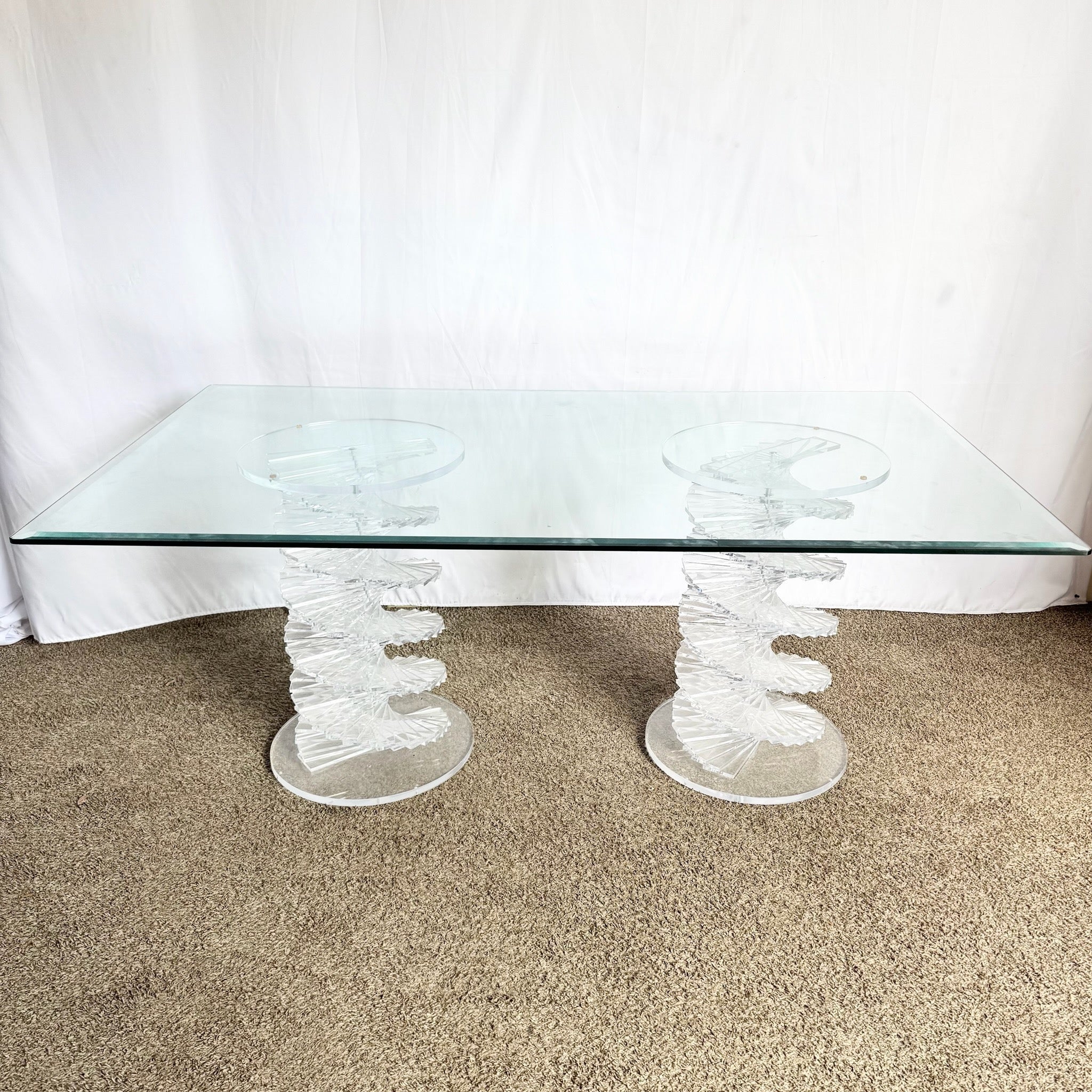 Table de salle à manger postmoderne en verre Lucite empilé en spirale en vente