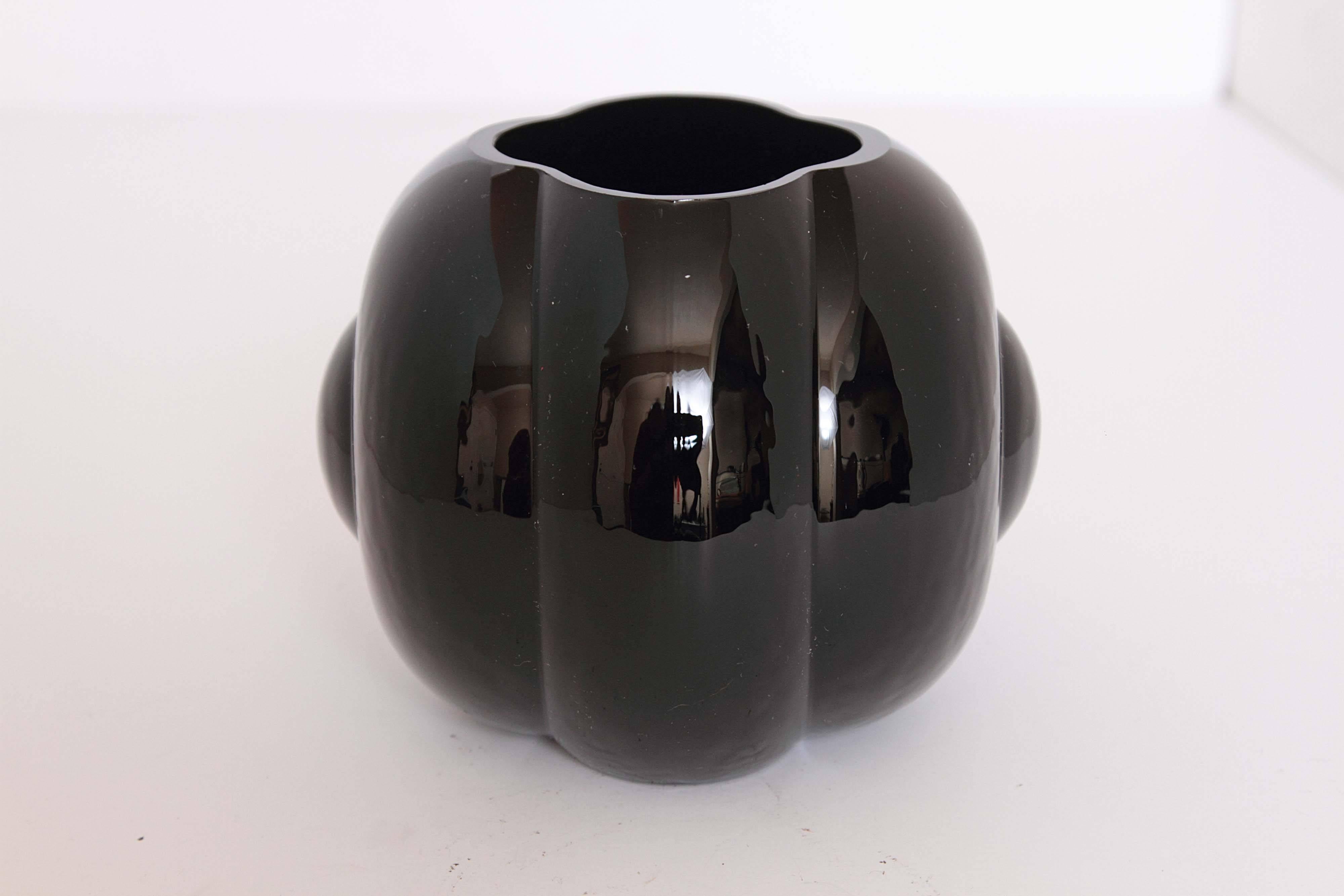 Single jet-black fishbowl vase by Sakier for Fostoria.
Form # 2404.
Very good condition.

Classic Mid Century Modern, art deco, machine age design