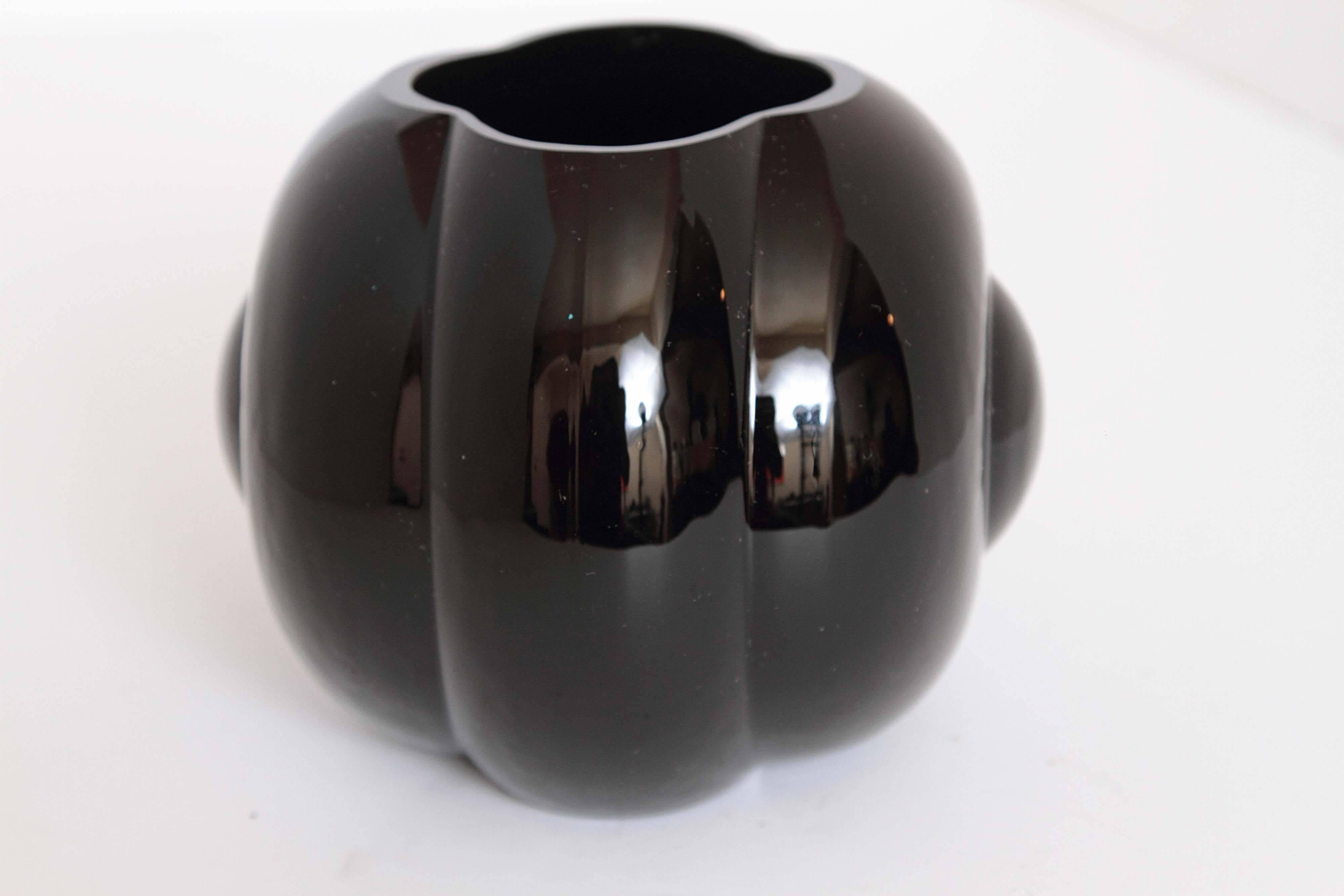 black fish bowl vase