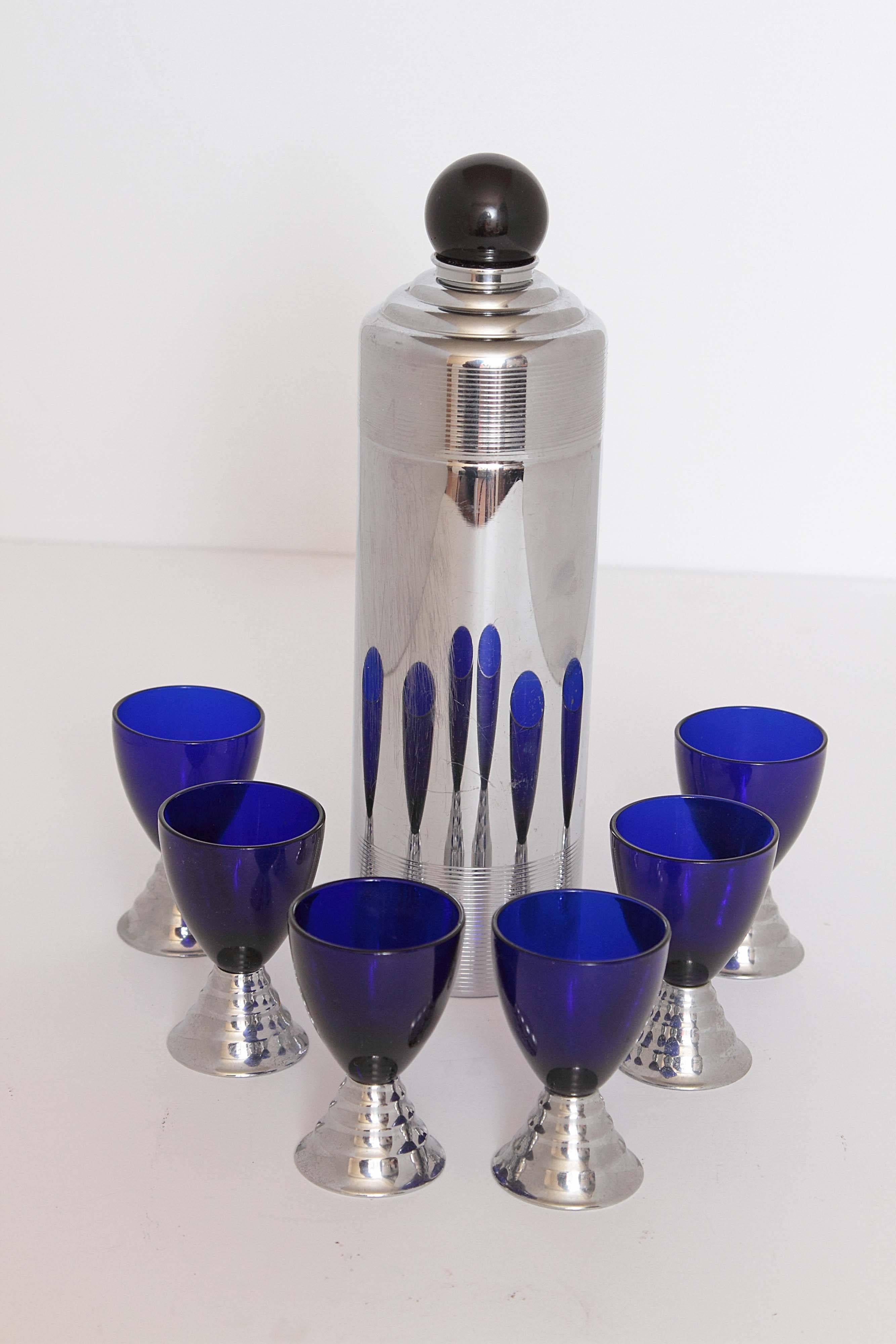 Removable deep amethyst Catalin jigger top.
Integral strainer in top cap. Nice cobalt/chrome cups. Excludes ring tray.
Set is in good vintage used condition, all pieces stamped with Chase logo.

Blue Moon Shaker by Howard Reichenbach, introduced
