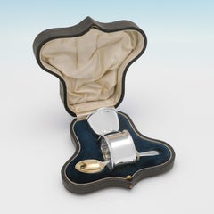 Coquetier, cuillère et rond de serviette anciens en argent sterling dans une boîte. Fabriqué en 1921