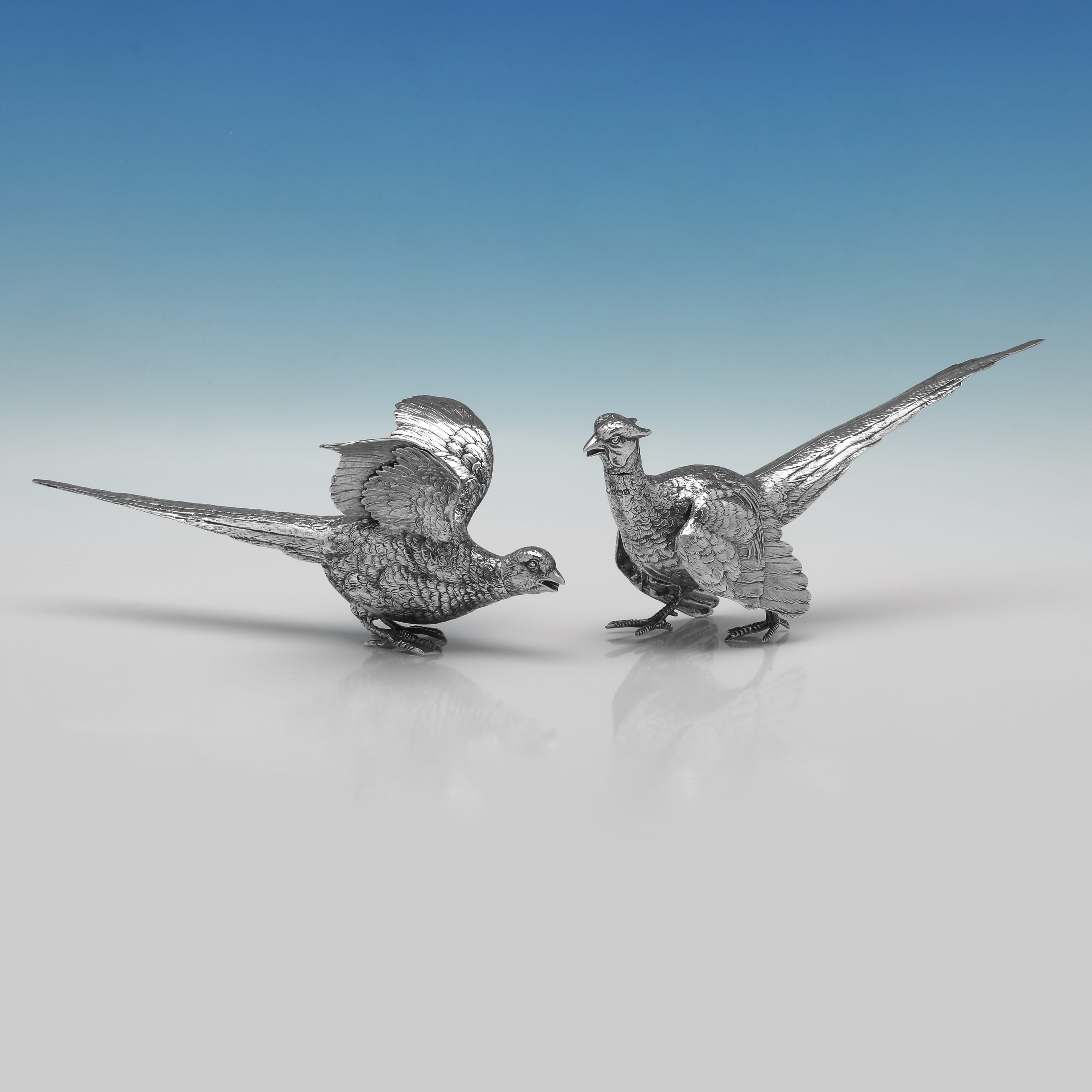 Coppia di antichi modelli di fagiani inglesi in argento sterling realizzati nel 1925