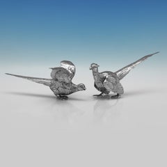 Coppia di antichi modelli di fagiani inglesi in argento sterling realizzati nel 1925
