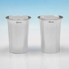 Pareja de vasos victorianos de plata de ley fabricados para Walker & Hall en 1878
