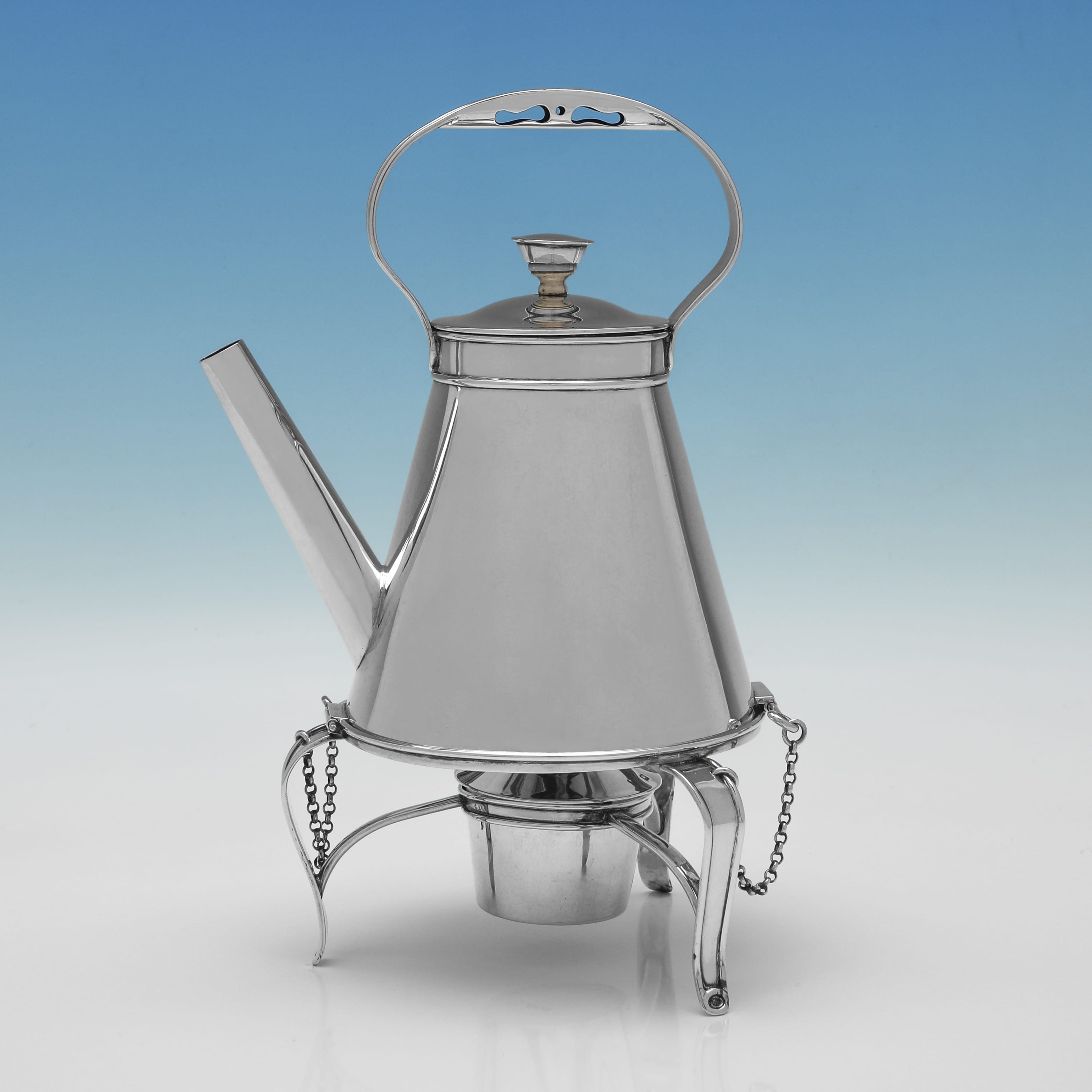 Bouilloire en argent sterling au design Industrial Design, fabriquée à Londres en 1911.