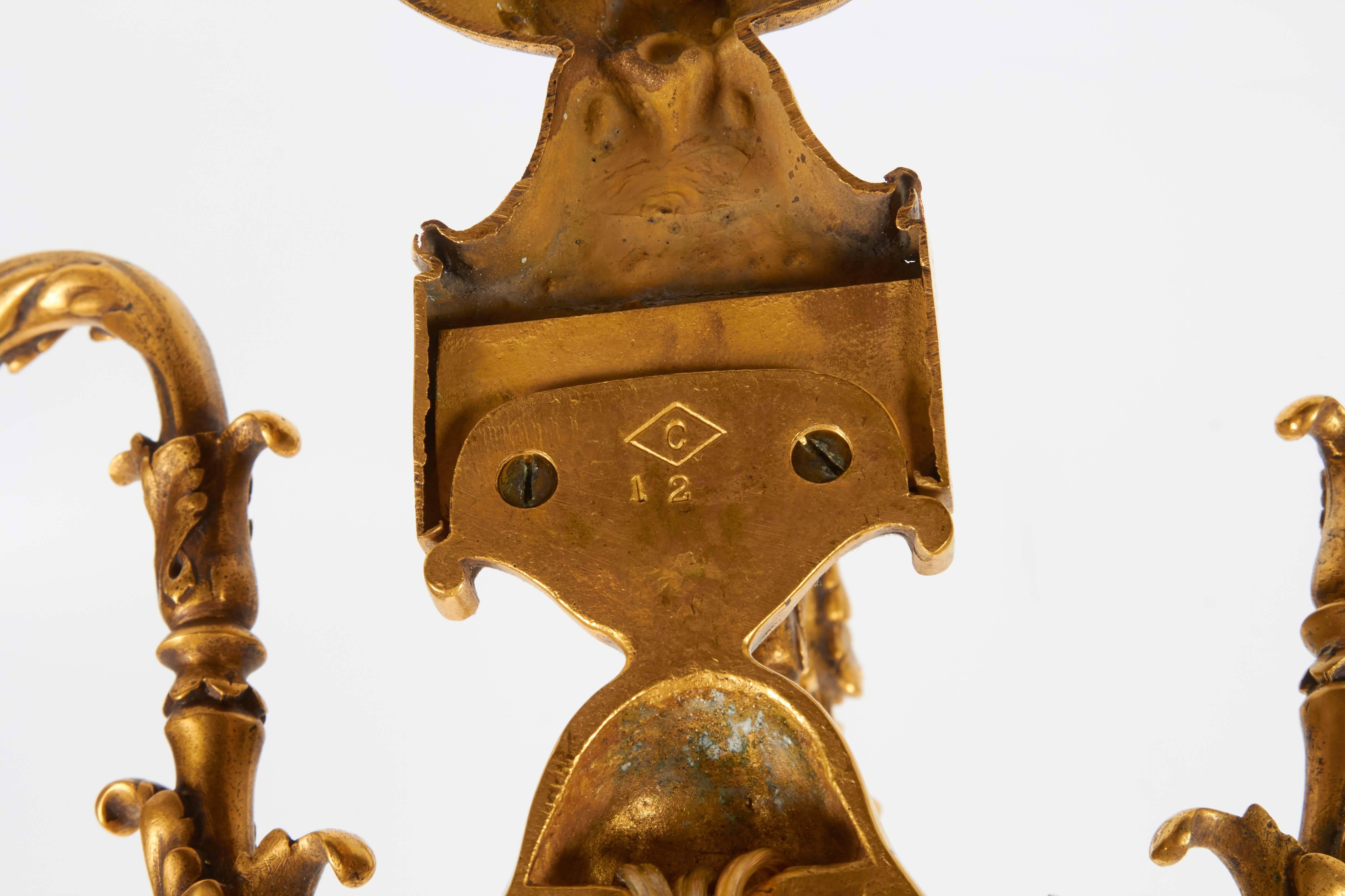 Ein fabelhaftes und einzigartiges Paar von antiken Louis XVI-Stil doré Bronze und Wedgwood montiert drei-Licht Leuchter / Wandapplikationen von E. F. Caldwell & Co New York, durch die Caldwell Monogramm auf der Rückseite unterzeichnet. Jeweils