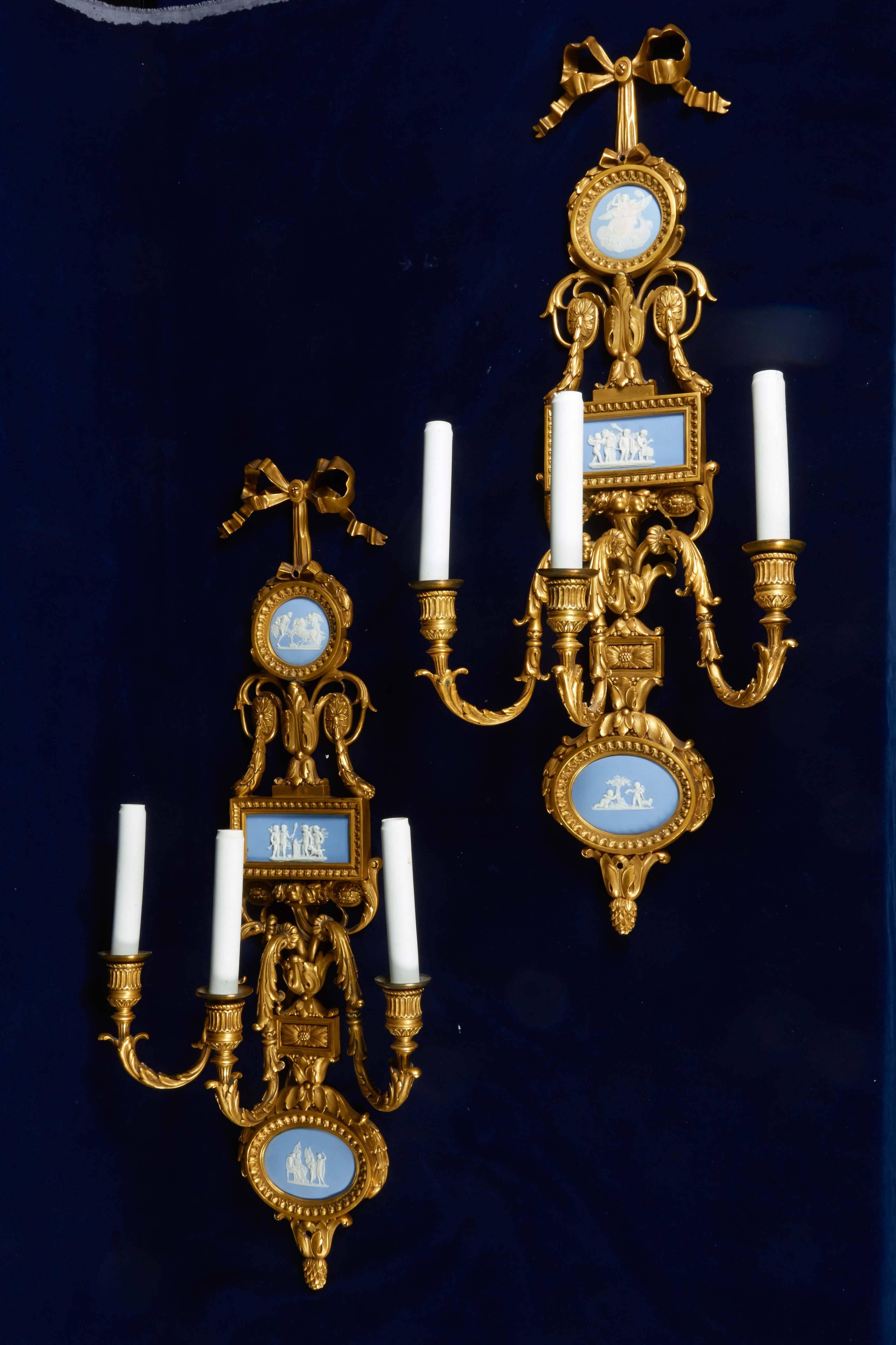 Paar Louis XVI Dor Bronze und Wedgwood Drei-Licht-Wandleuchter, E. F. Caldwell (Louis XVI.) im Angebot