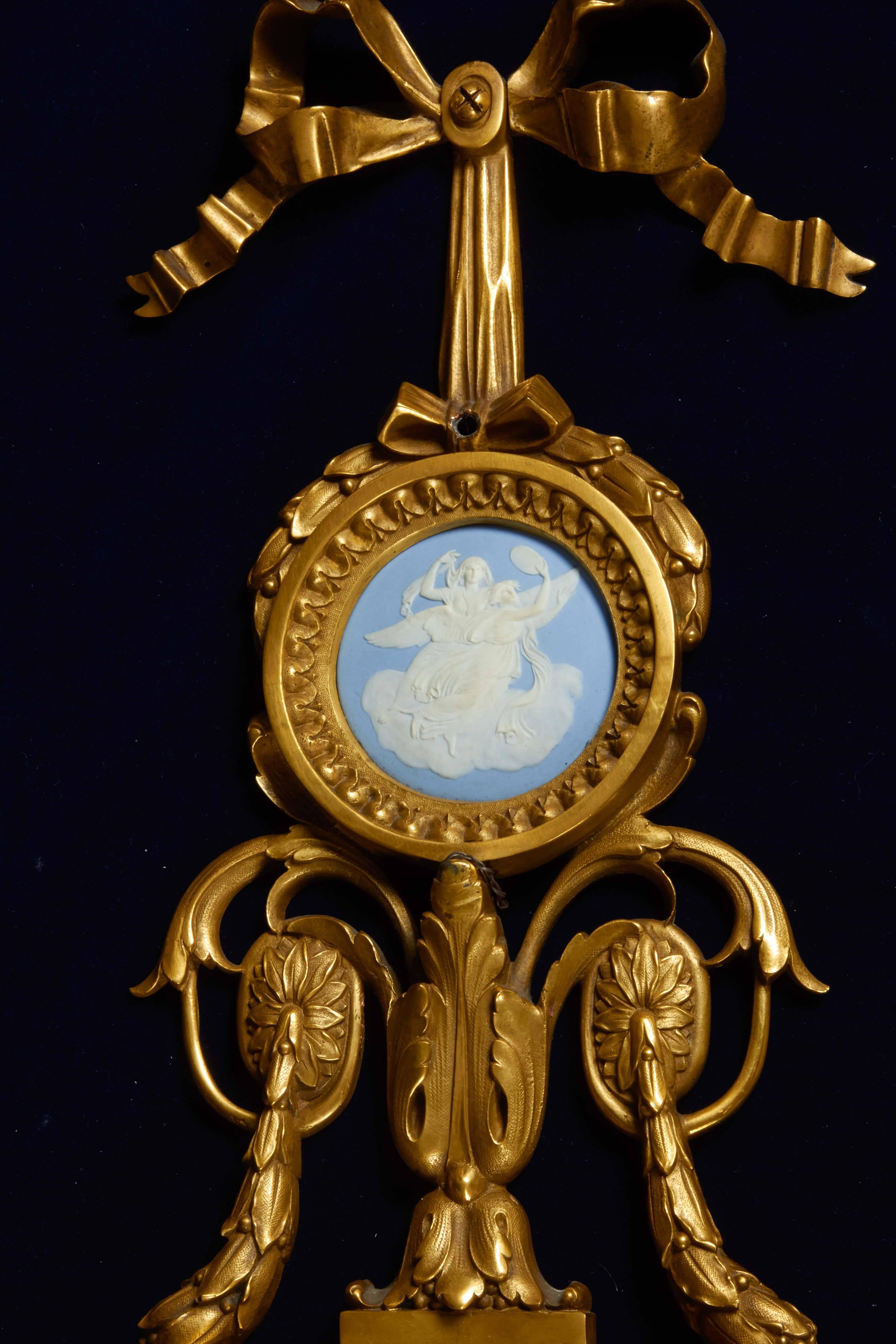 Paar Louis XVI Dor Bronze und Wedgwood Drei-Licht-Wandleuchter, E. F. Caldwell (amerikanisch) im Angebot