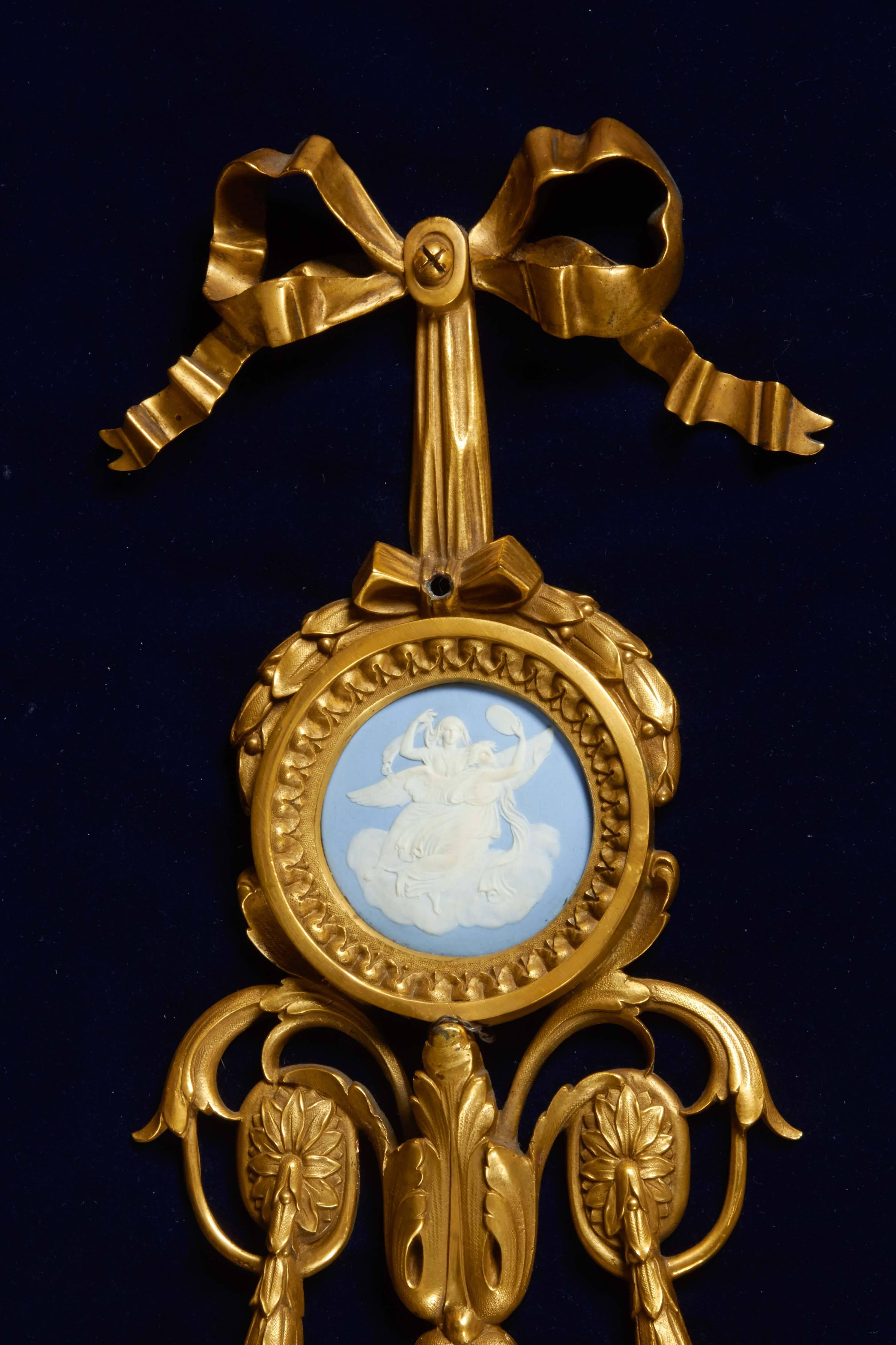 Paar Louis XVI Dor Bronze und Wedgwood Drei-Licht-Wandleuchter, E. F. Caldwell (Vergoldet) im Angebot