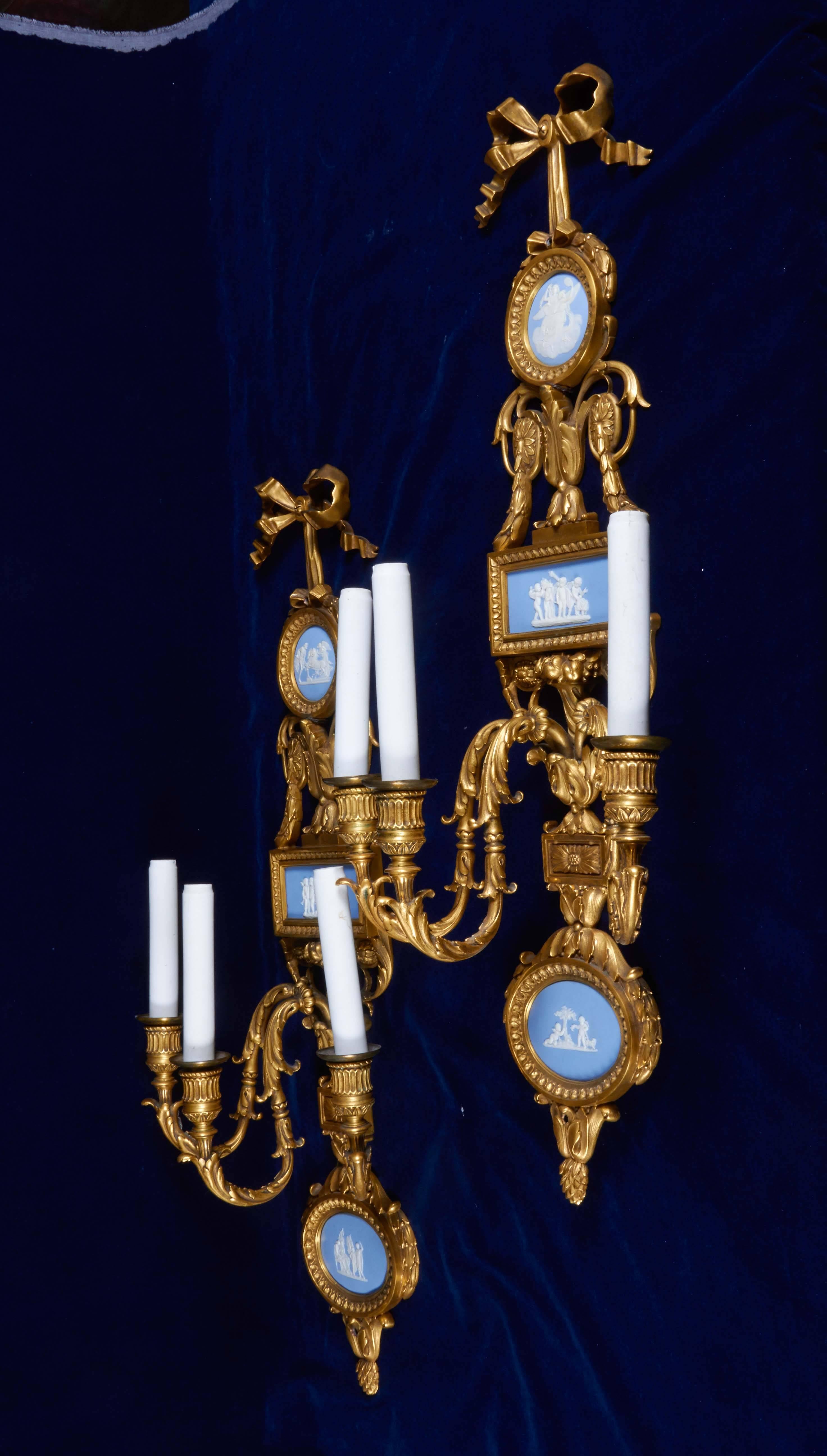 Fin du XIXe siècle Paire d'appliques à trois lumières Louis XVI en bronze Dor et Wedgwood, E. F. Caldwell en vente