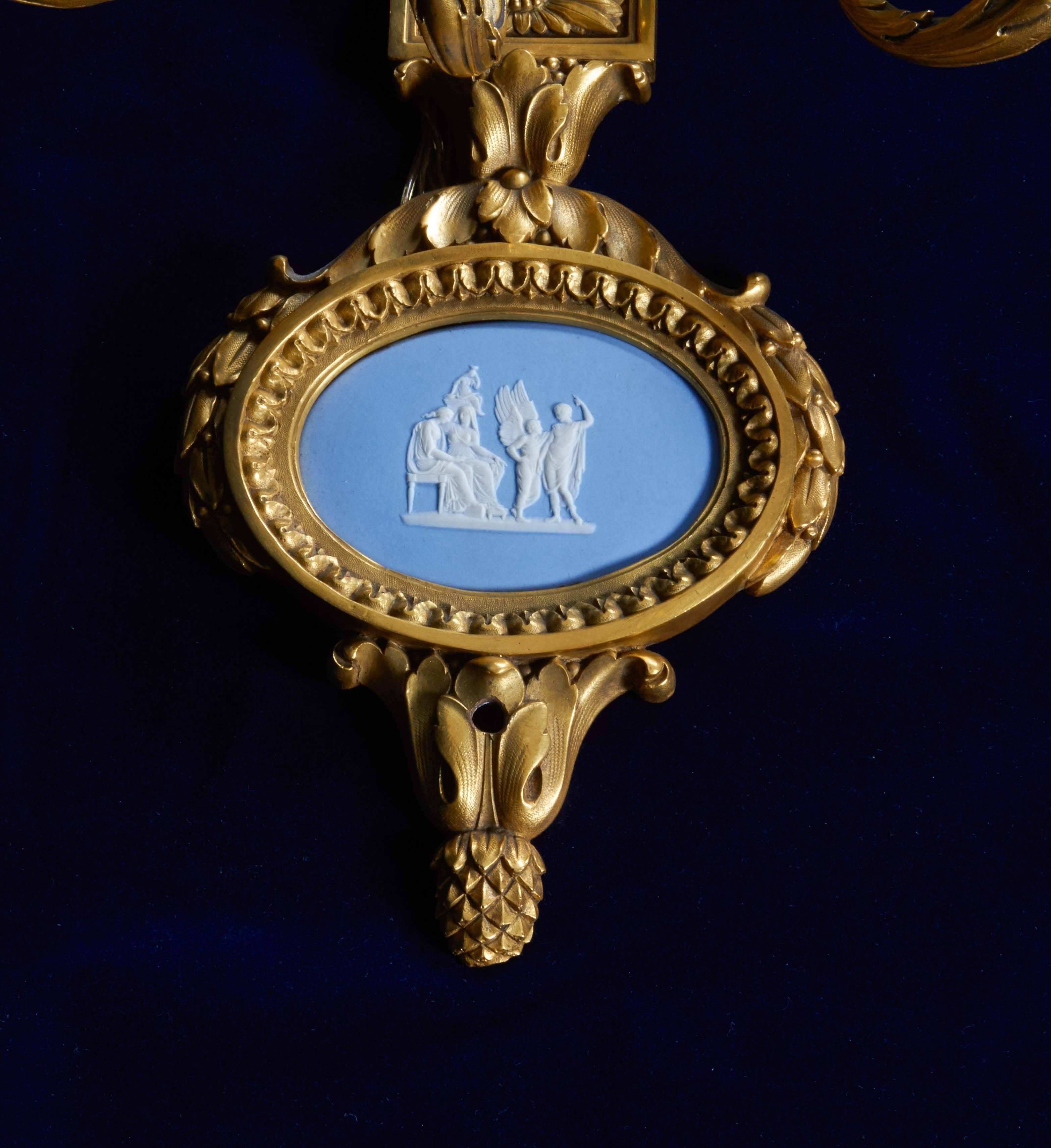 Bronze Paire d'appliques à trois lumières Louis XVI en bronze Dor et Wedgwood, E. F. Caldwell en vente