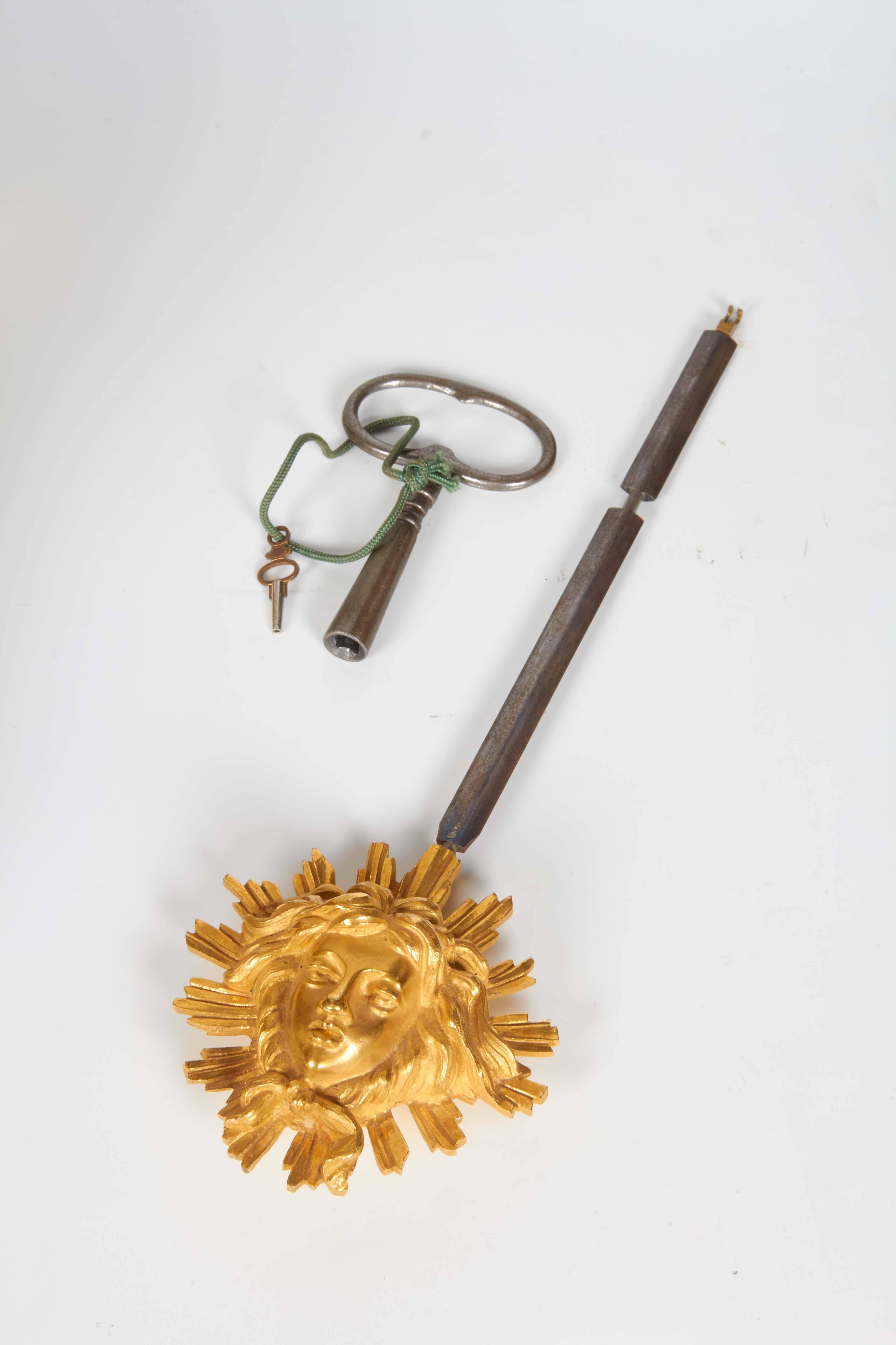 Monumentale antike französische Ormolu-Kaminuhr im Louis-XVI-Stil von Maison Marquis im Angebot 2