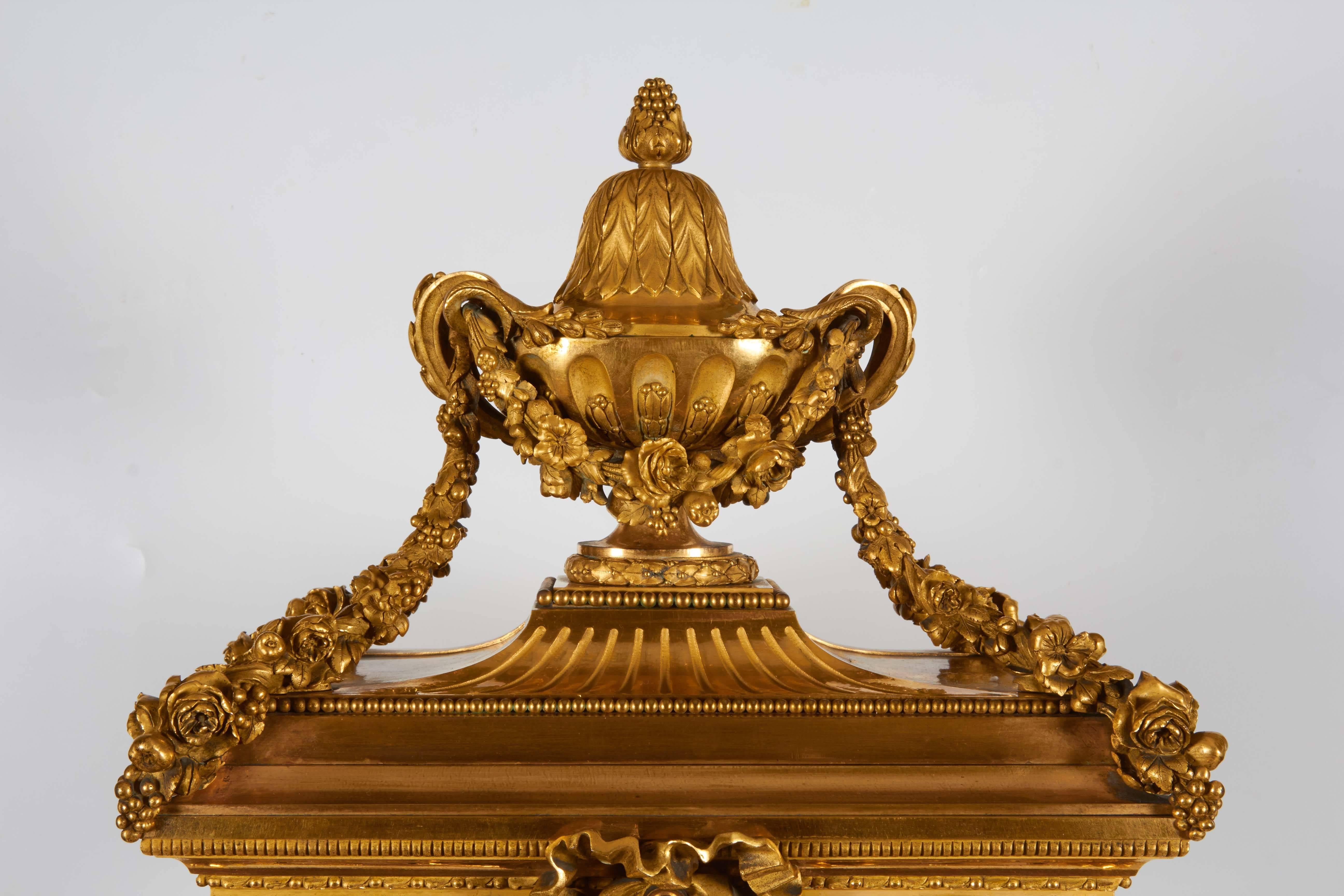 Pendule de cheminée monumentale française ancienne en bronze doré de style Louis XVI par la Maison Marquis Excellent état - En vente à New York, NY