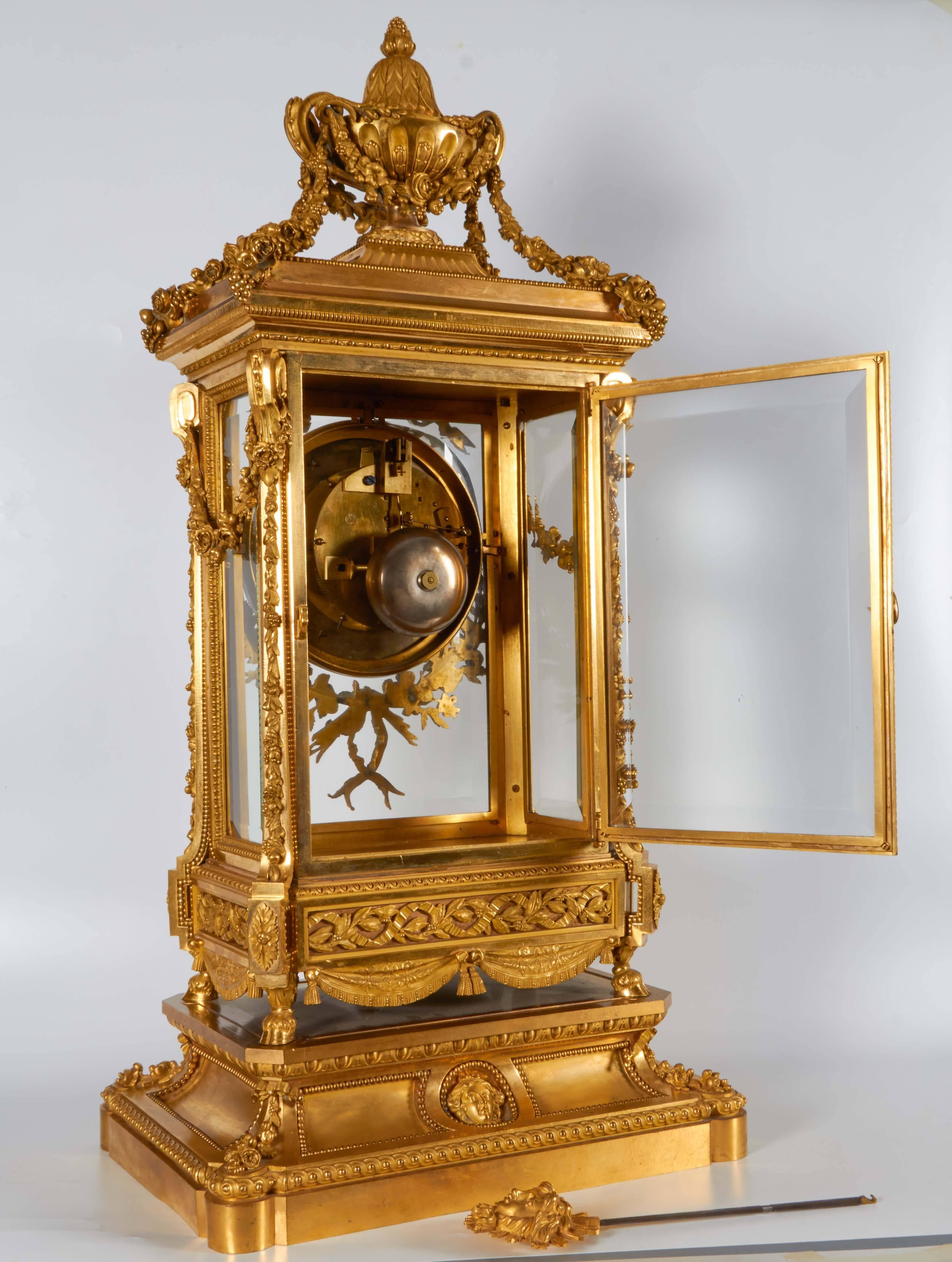 Milieu du XIXe siècle Pendule de cheminée monumentale française ancienne en bronze doré de style Louis XVI par la Maison Marquis en vente