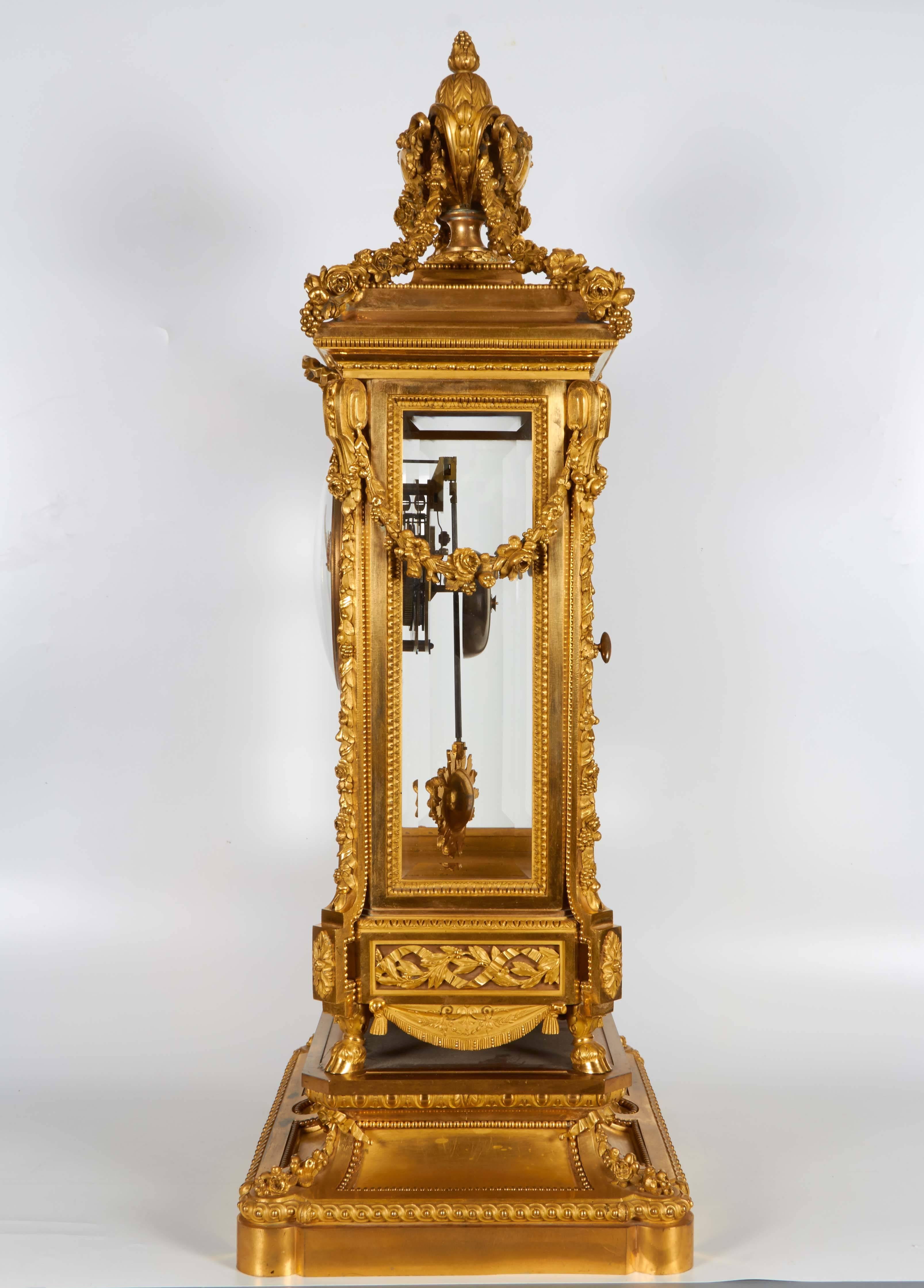 Émail Pendule de cheminée monumentale française ancienne en bronze doré de style Louis XVI par la Maison Marquis en vente