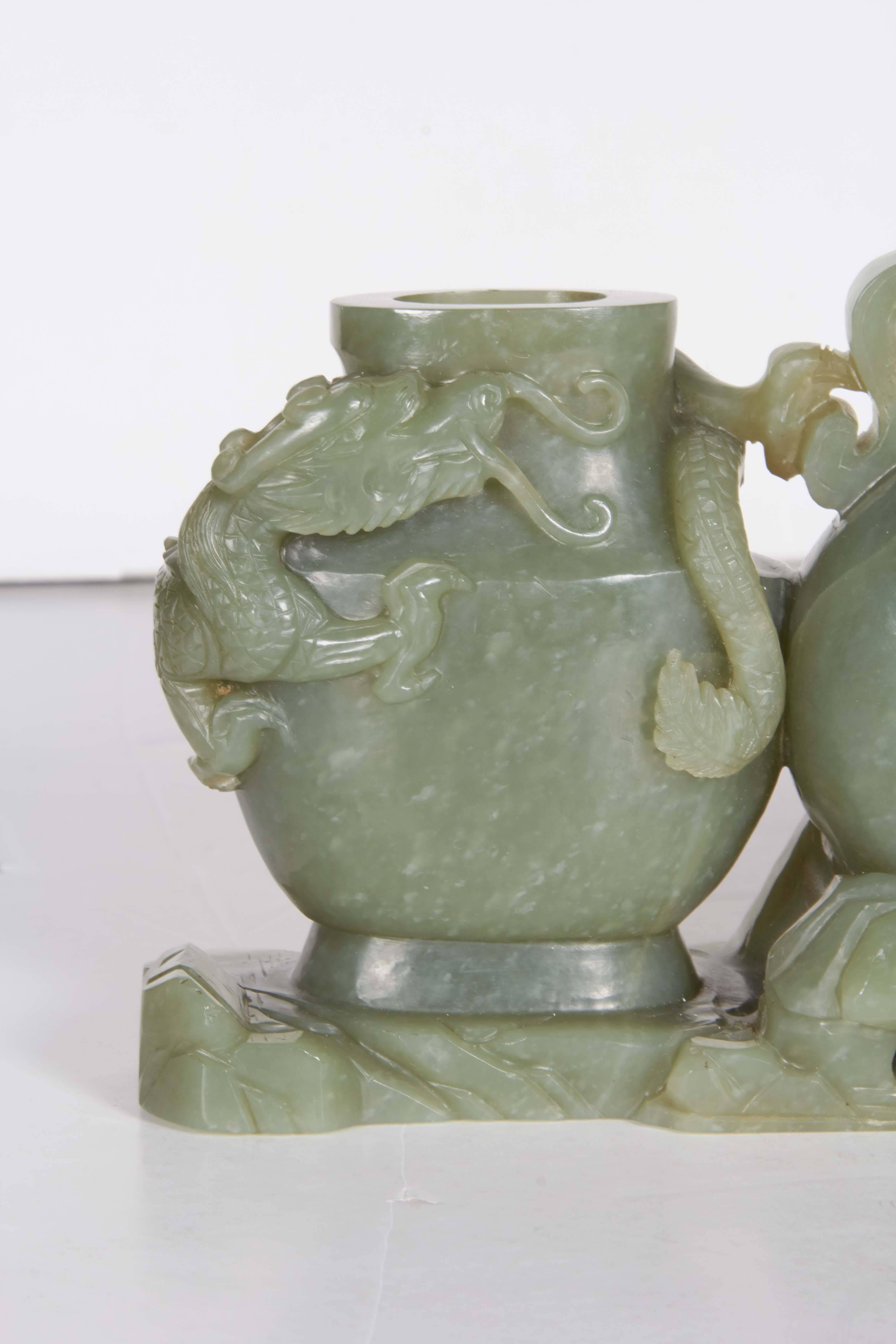 Lave-brosse à triple vase en vert céladon, extrêmement finement sculpté, de la dynastie chinoise Qing, avec un dragon impérial à l'arrière attaquant un oiseau à l'avant, 18e-19e siècle, période de la dynastie Qing.