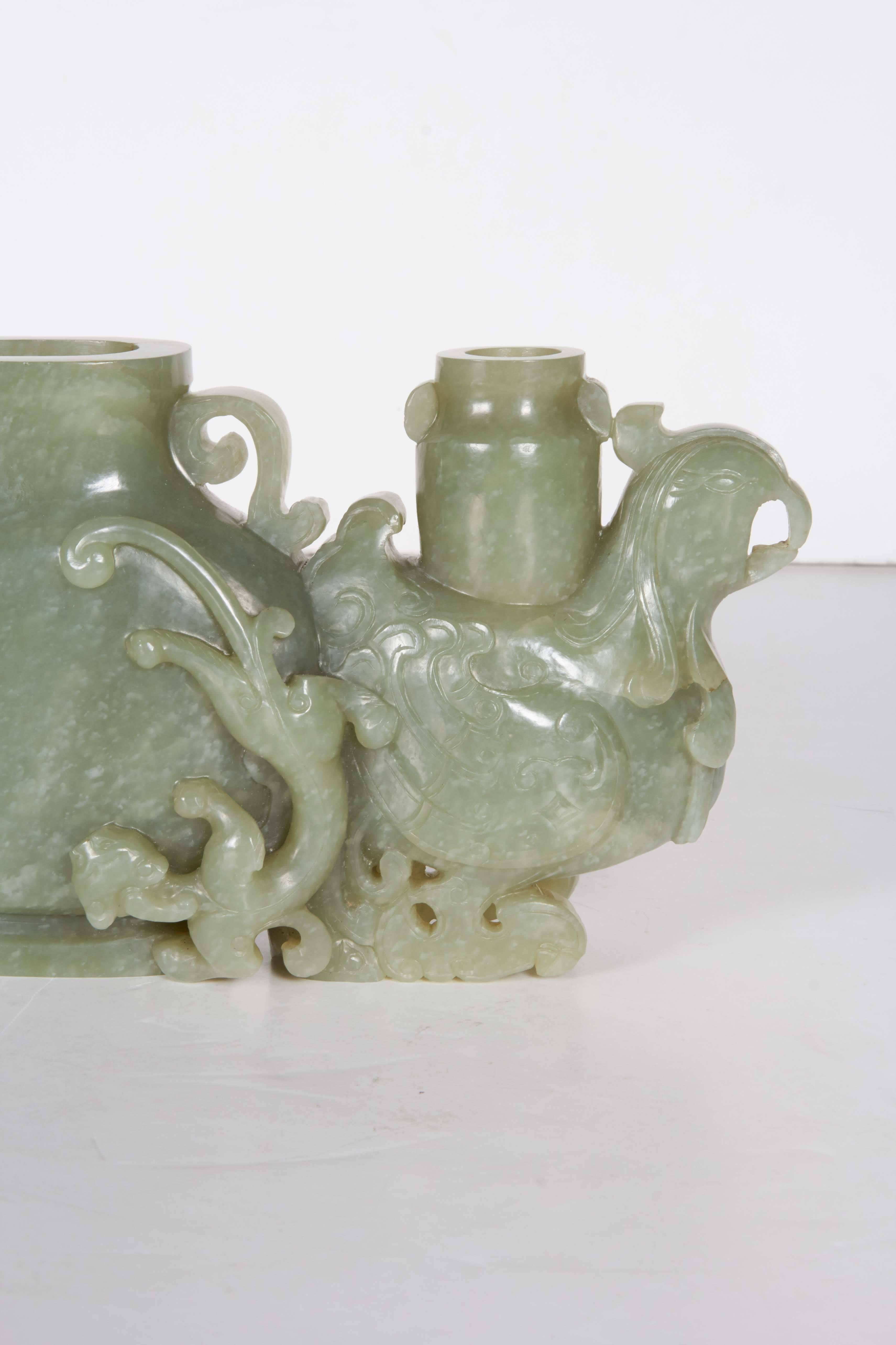 Antike chinesische Celadon-grüne Jadeschnitzerei, Dreifachvase, Qing Dynasty (Qing-Dynastie) im Angebot