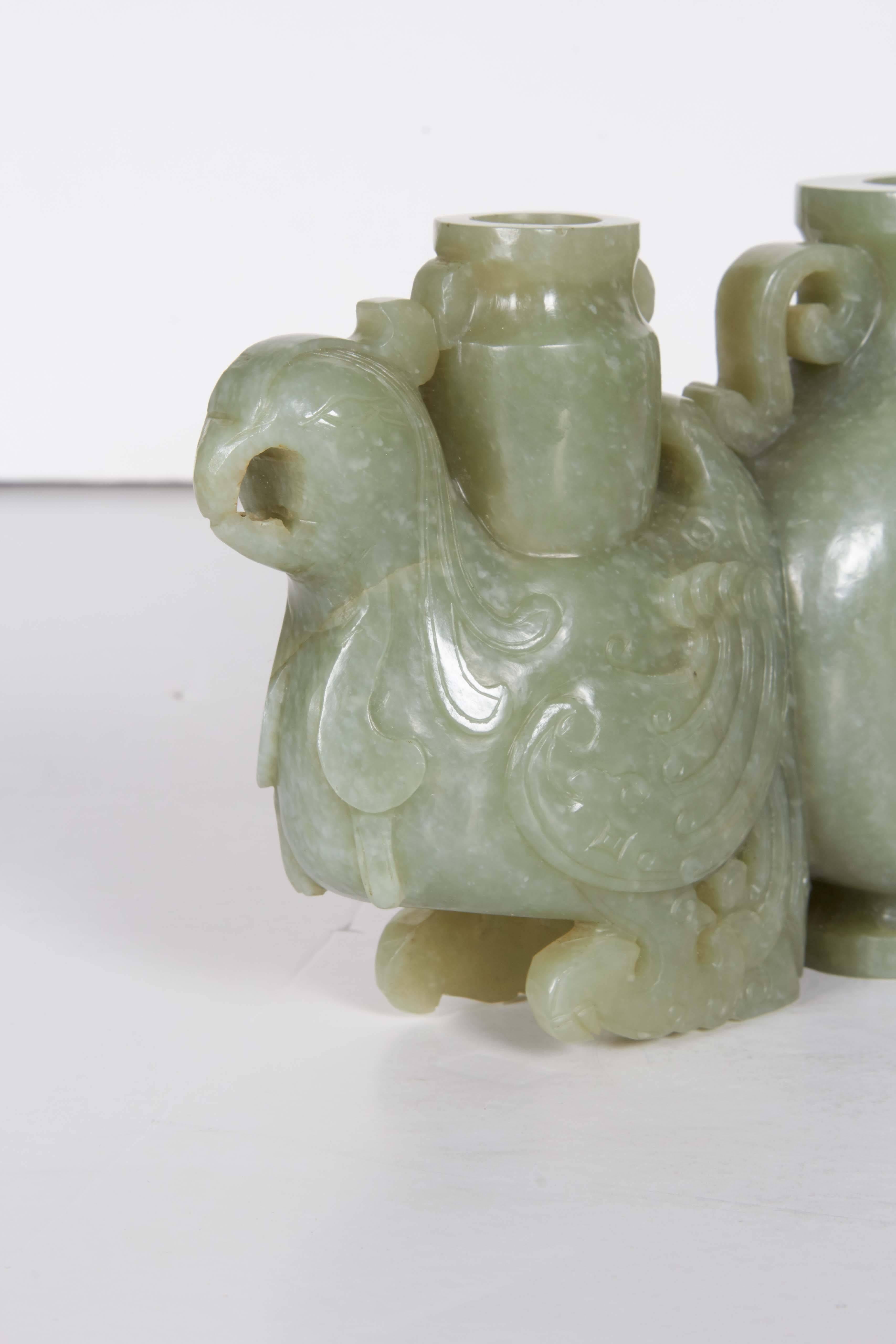 Sculpté à la main Antique sculpture chinoise en jade vert céladon, vase triple, Dynastie Qing en vente