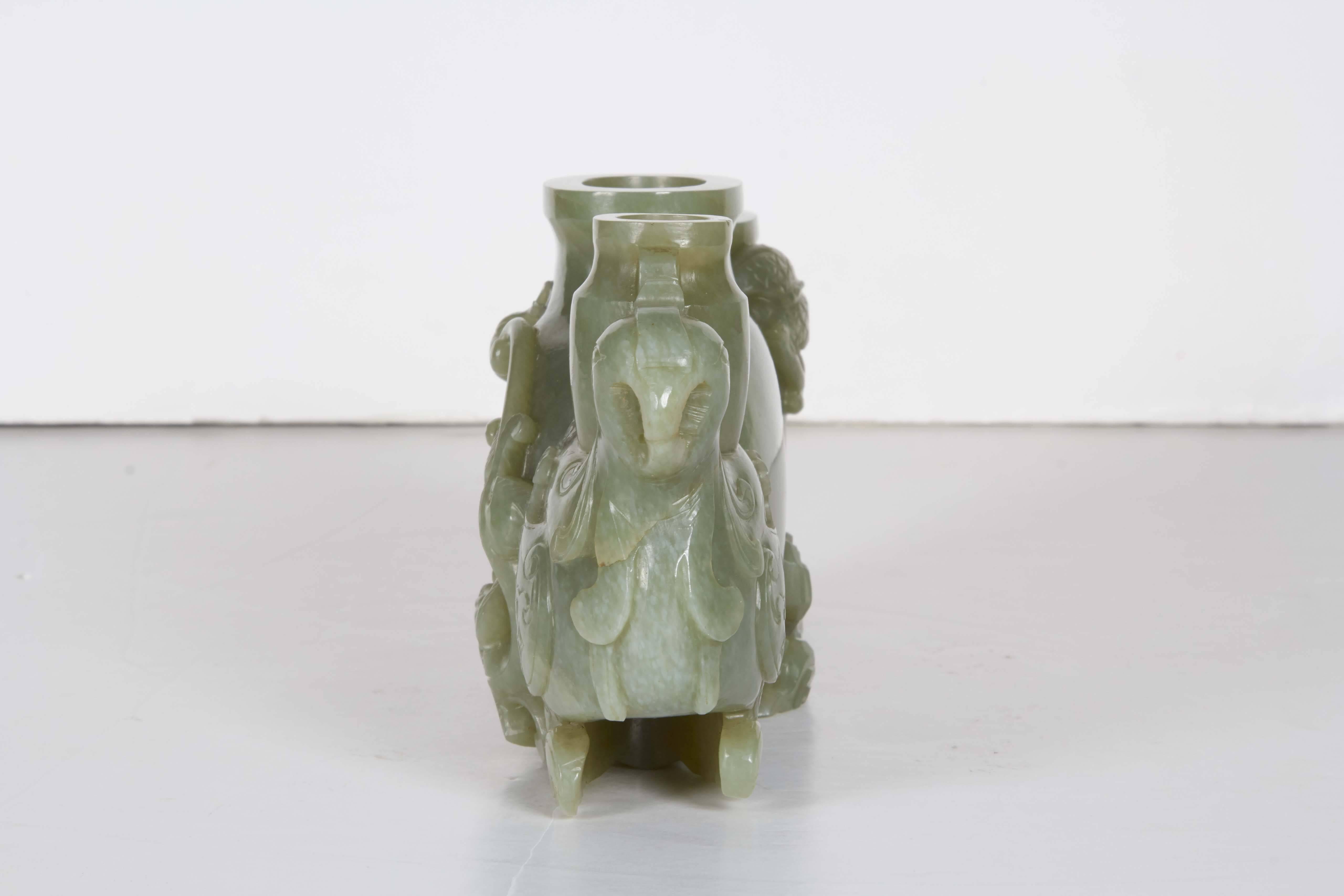 Antique sculpture chinoise en jade vert céladon, vase triple, Dynastie Qing Bon état - En vente à New York, NY