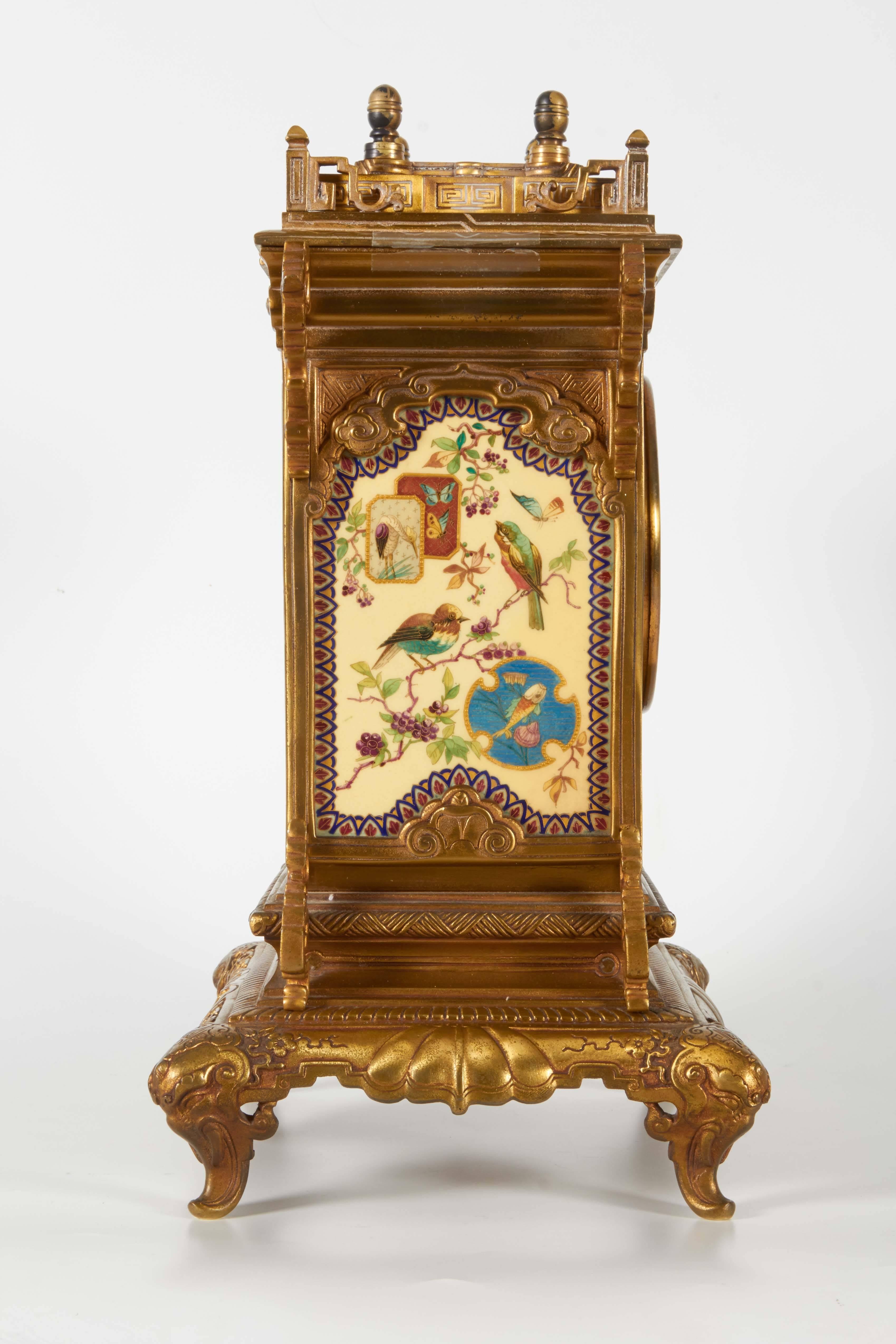 Doré Horloge chinoiserie/japonaise française en bronze doré et porcelaine peinte à la main en vente