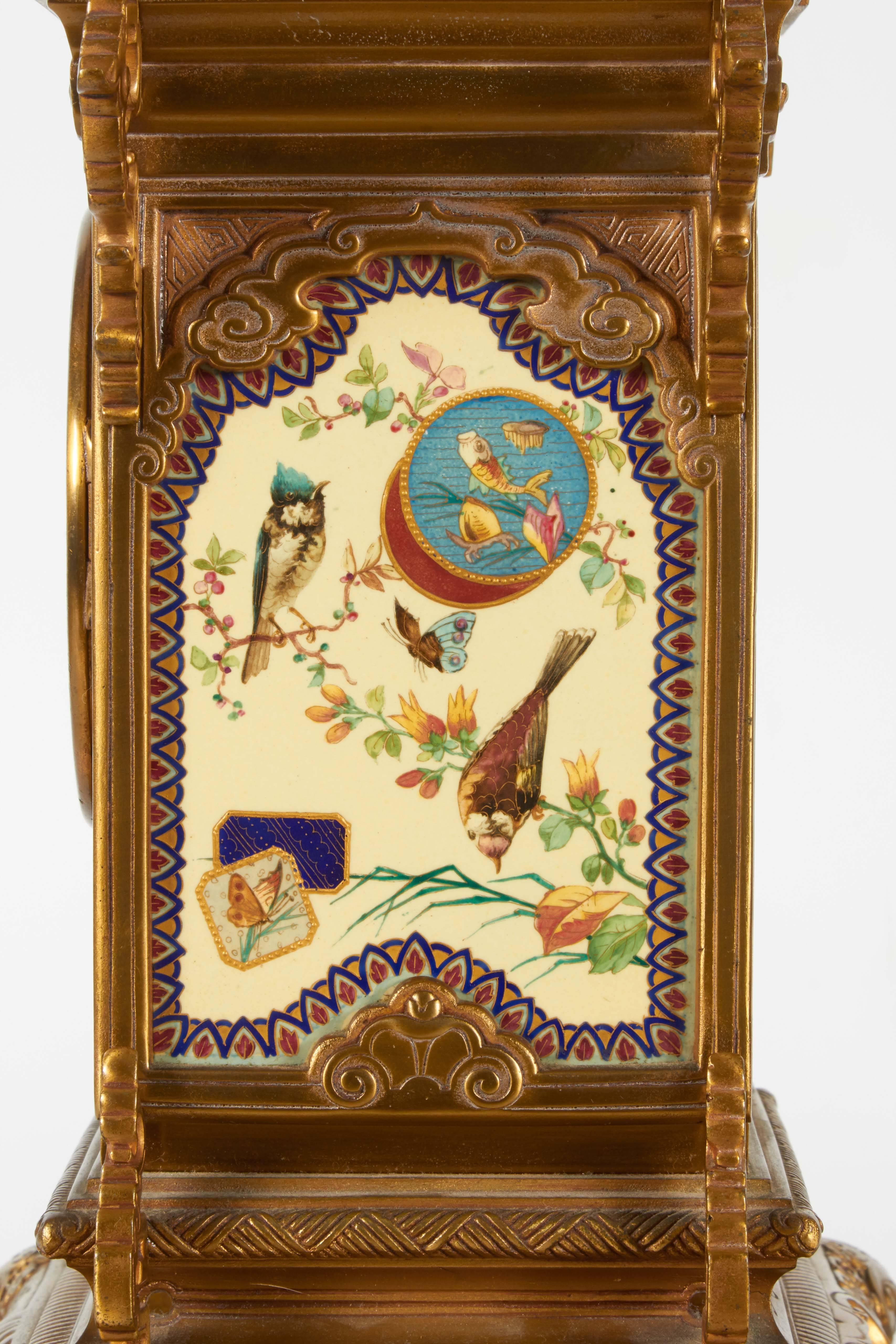 Fin du XIXe siècle Horloge chinoiserie/japonaise française en bronze doré et porcelaine peinte à la main en vente