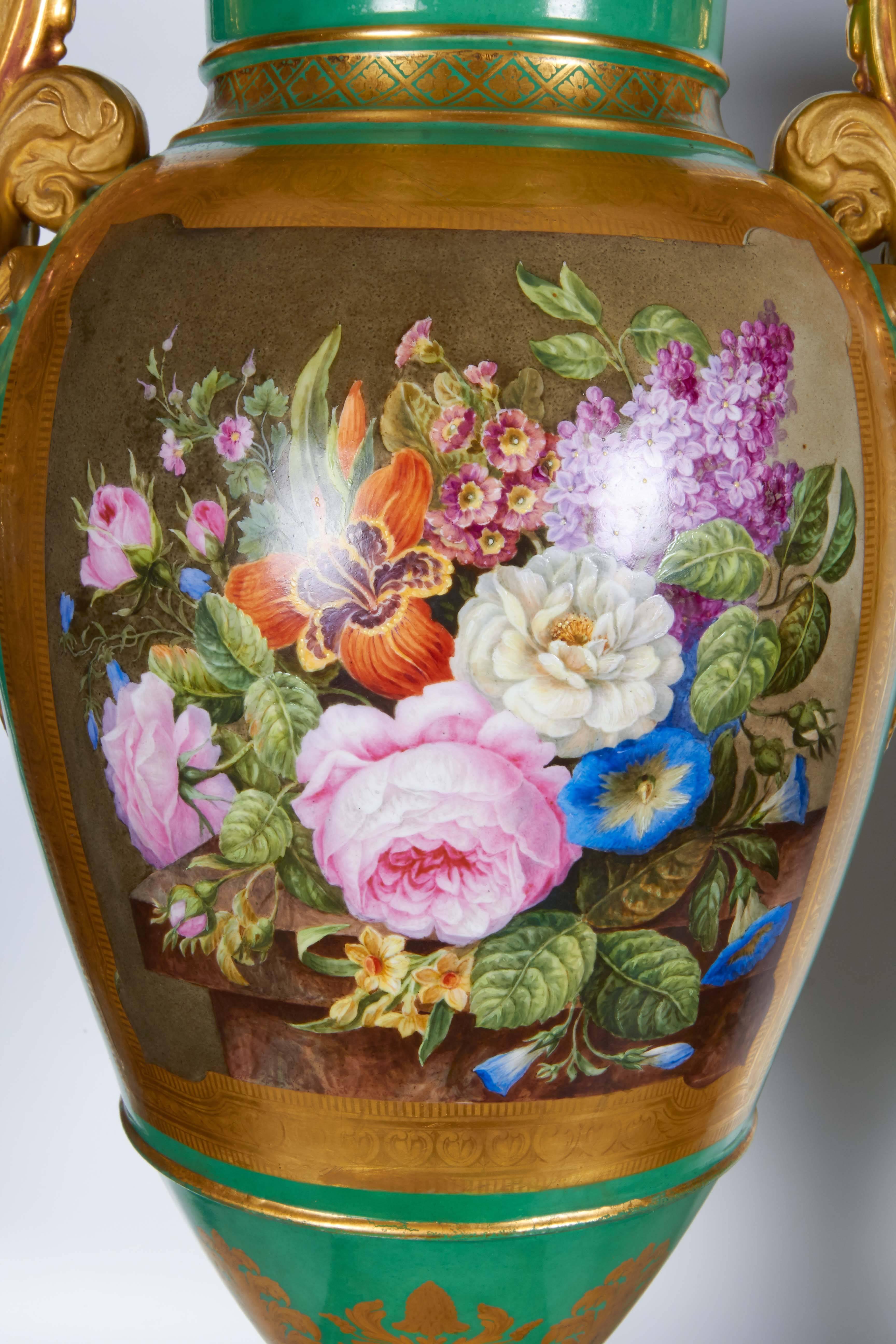 Louis XVI Paire monumentale de vases en porcelaine française de Paris peints de motifs botaniques avec tête de bélier en vente