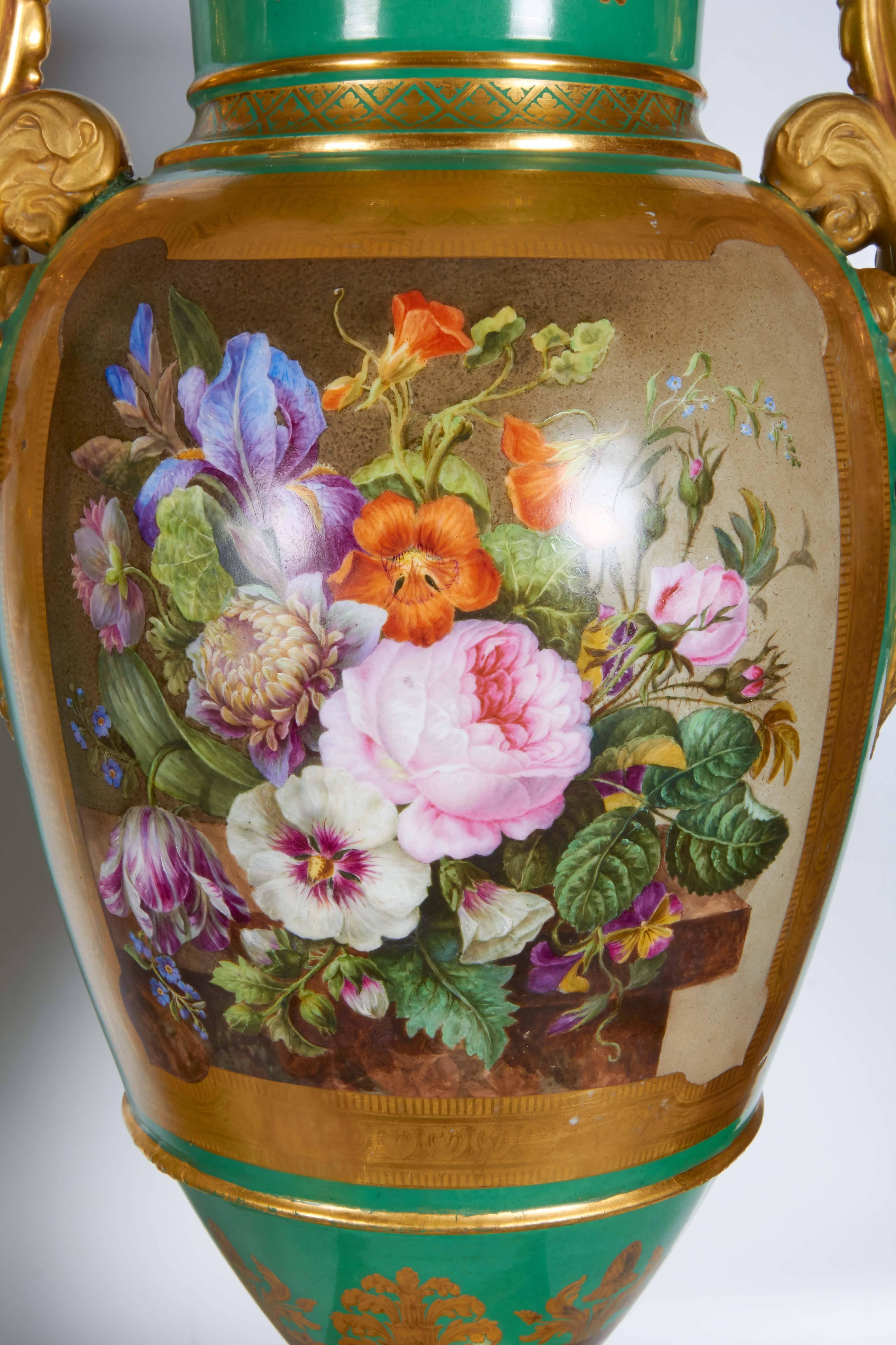Français Paire monumentale de vases en porcelaine française de Paris peints de motifs botaniques avec tête de bélier en vente