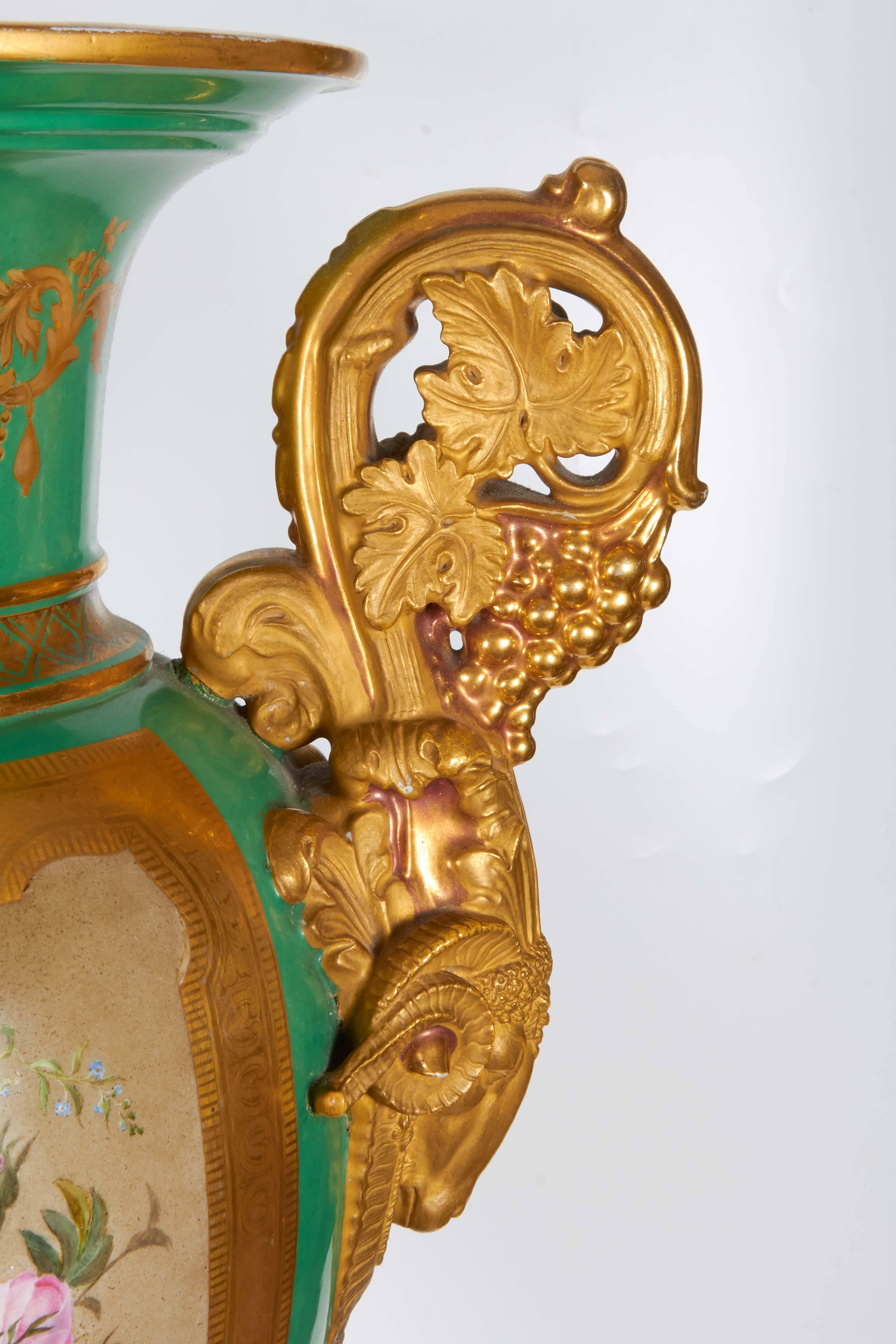 Paire monumentale de vases en porcelaine française de Paris peints de motifs botaniques avec tête de bélier Bon état - En vente à New York, NY