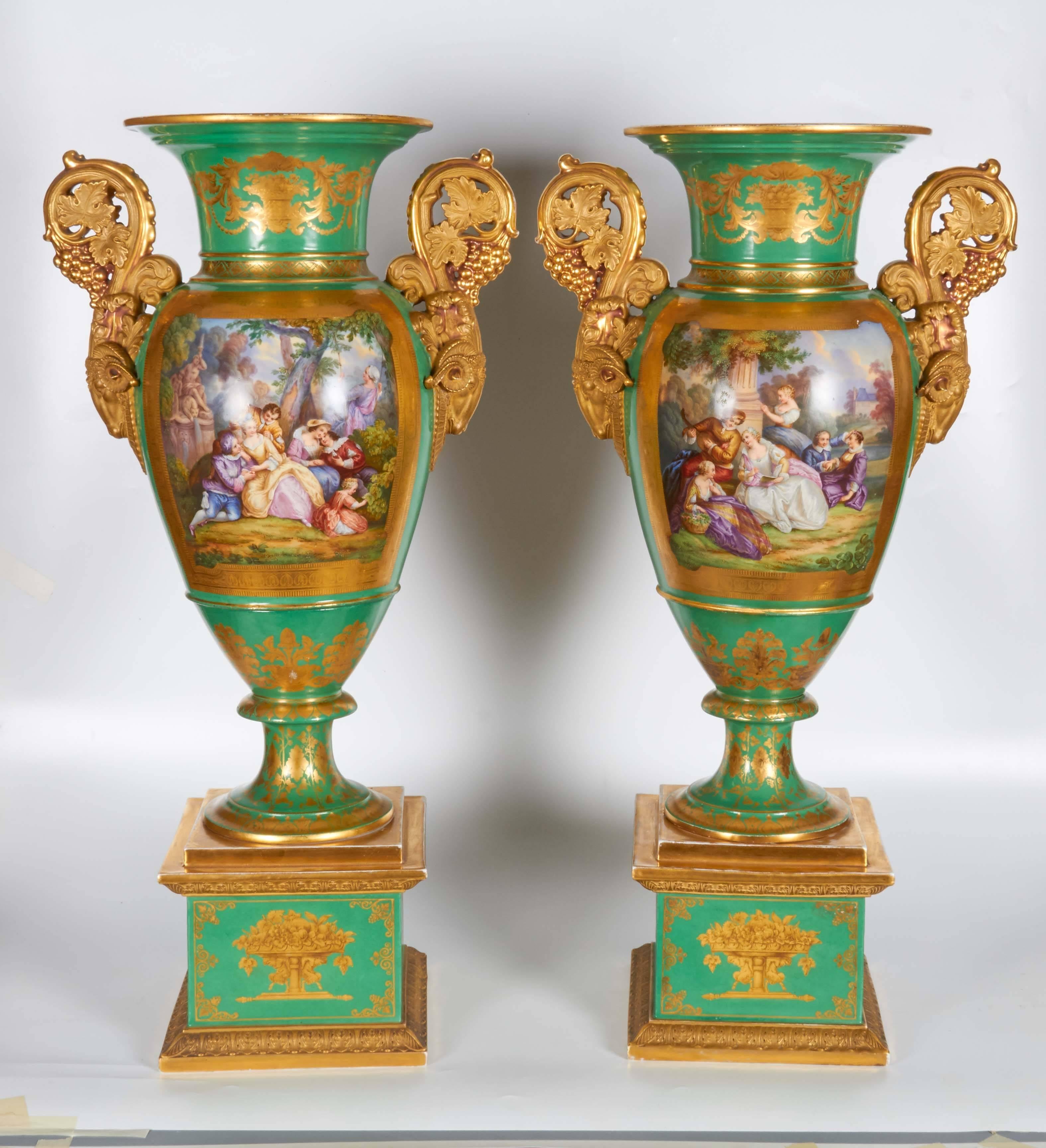 Milieu du XIXe siècle Paire monumentale de vases en porcelaine française de Paris peints de motifs botaniques avec tête de bélier en vente