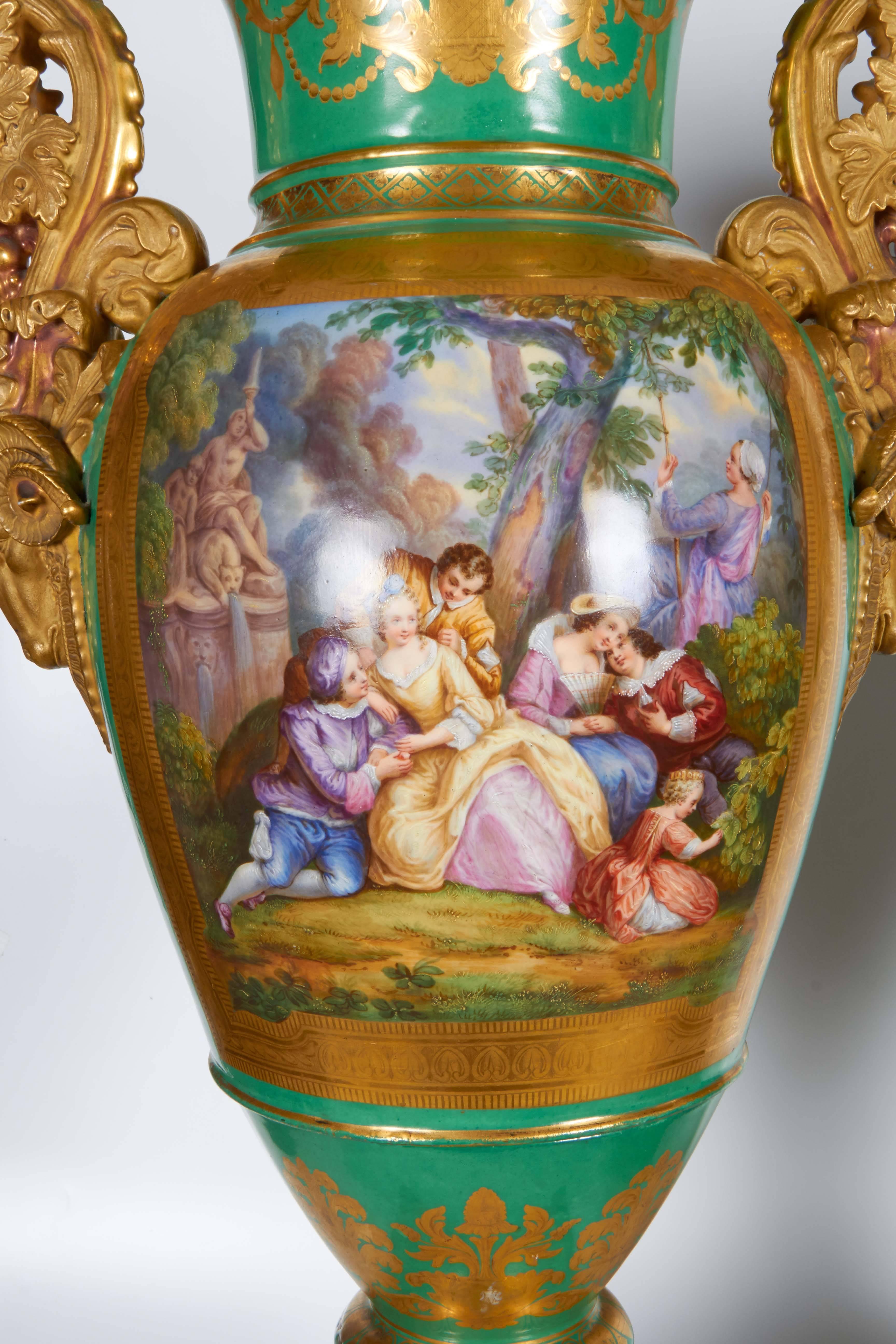 Paire monumentale de vases en porcelaine française de Paris peints de motifs botaniques avec tête de bélier en vente 1